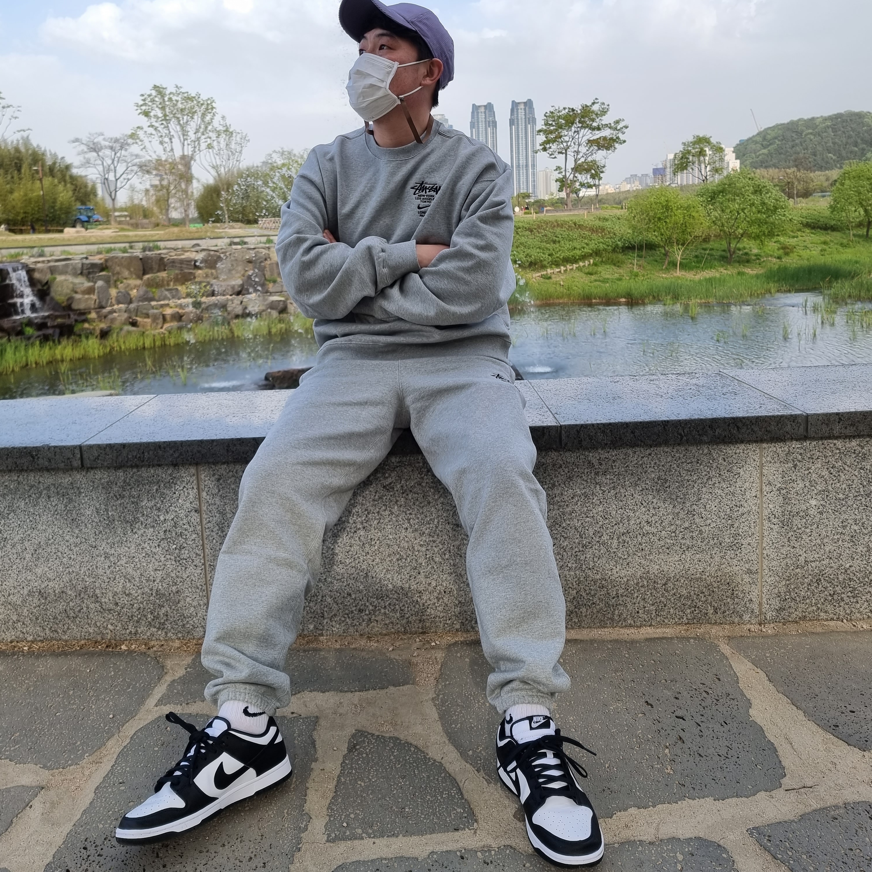 Nike Dunk Low Retro Black, Nike x Stussy NRG ZR Fleece Crewneck Heather Grey - US/EU 착용 스타일