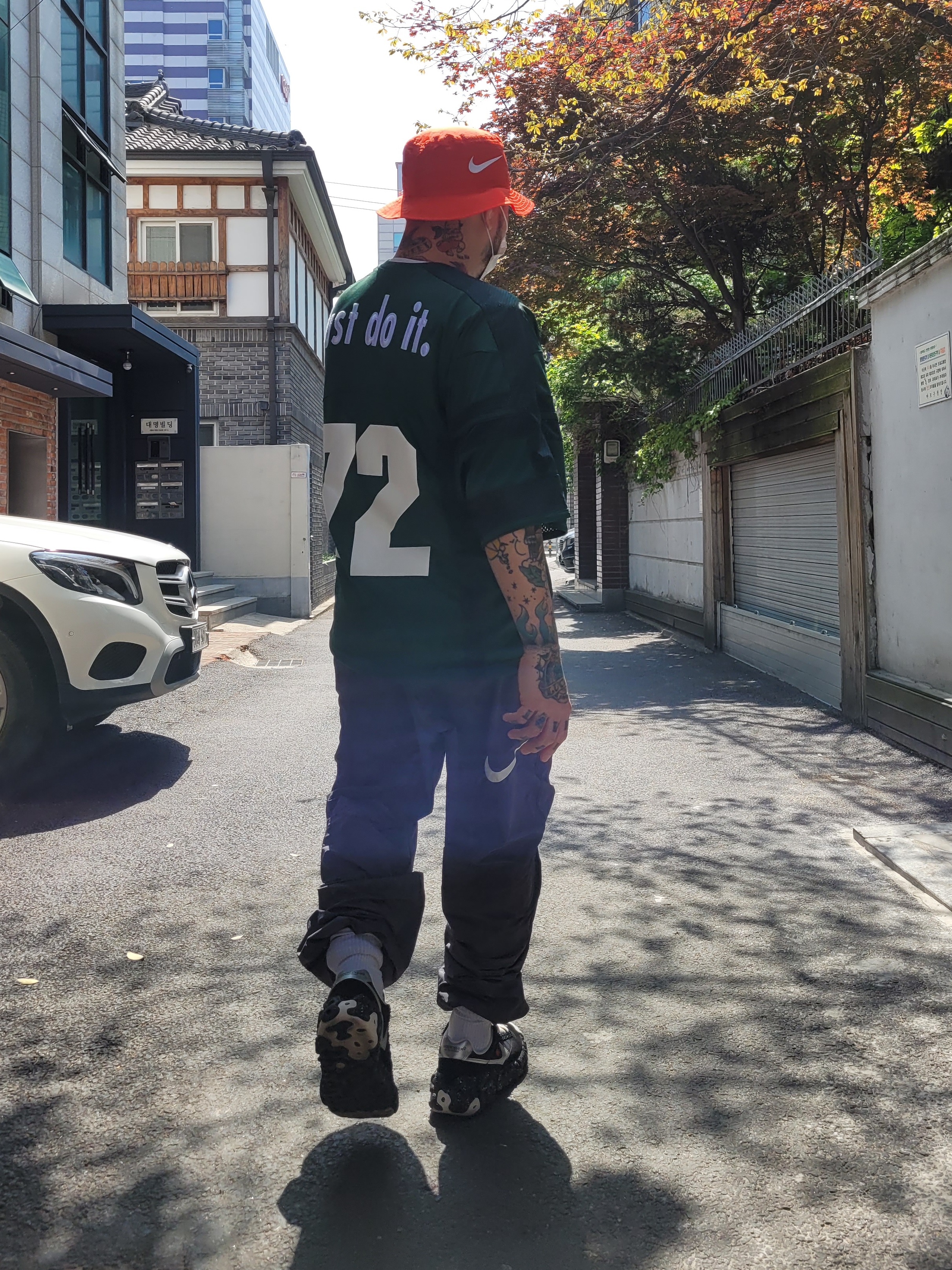Nike x Stussy Bucket Hat Habanero Red, Nike x Cactus Plant Flea Market S/S Jersey Green - Asia 착용 스타일
