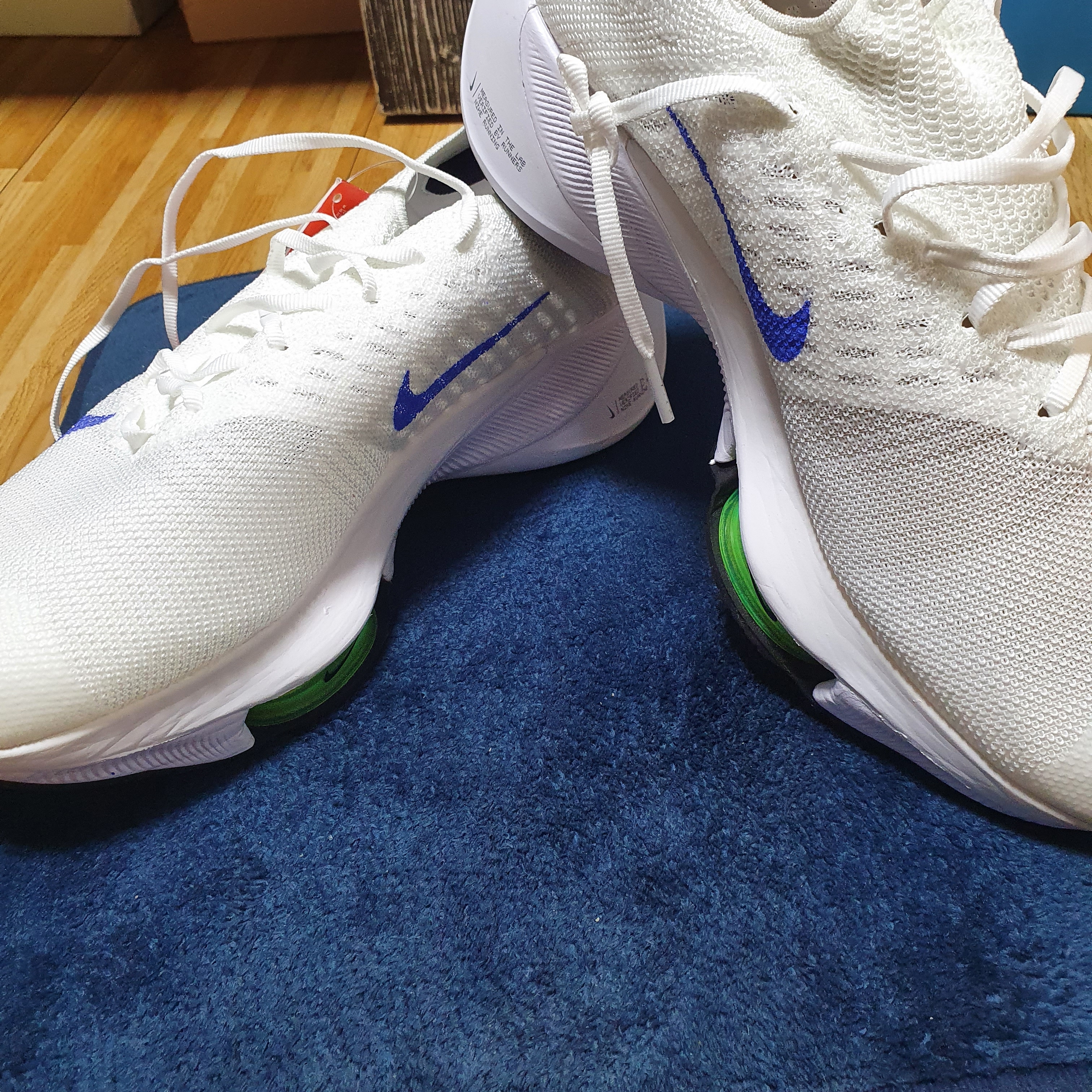 Nike Air Zoom Tempo Next% Flyknit White Hyper Violet 착용 스타일