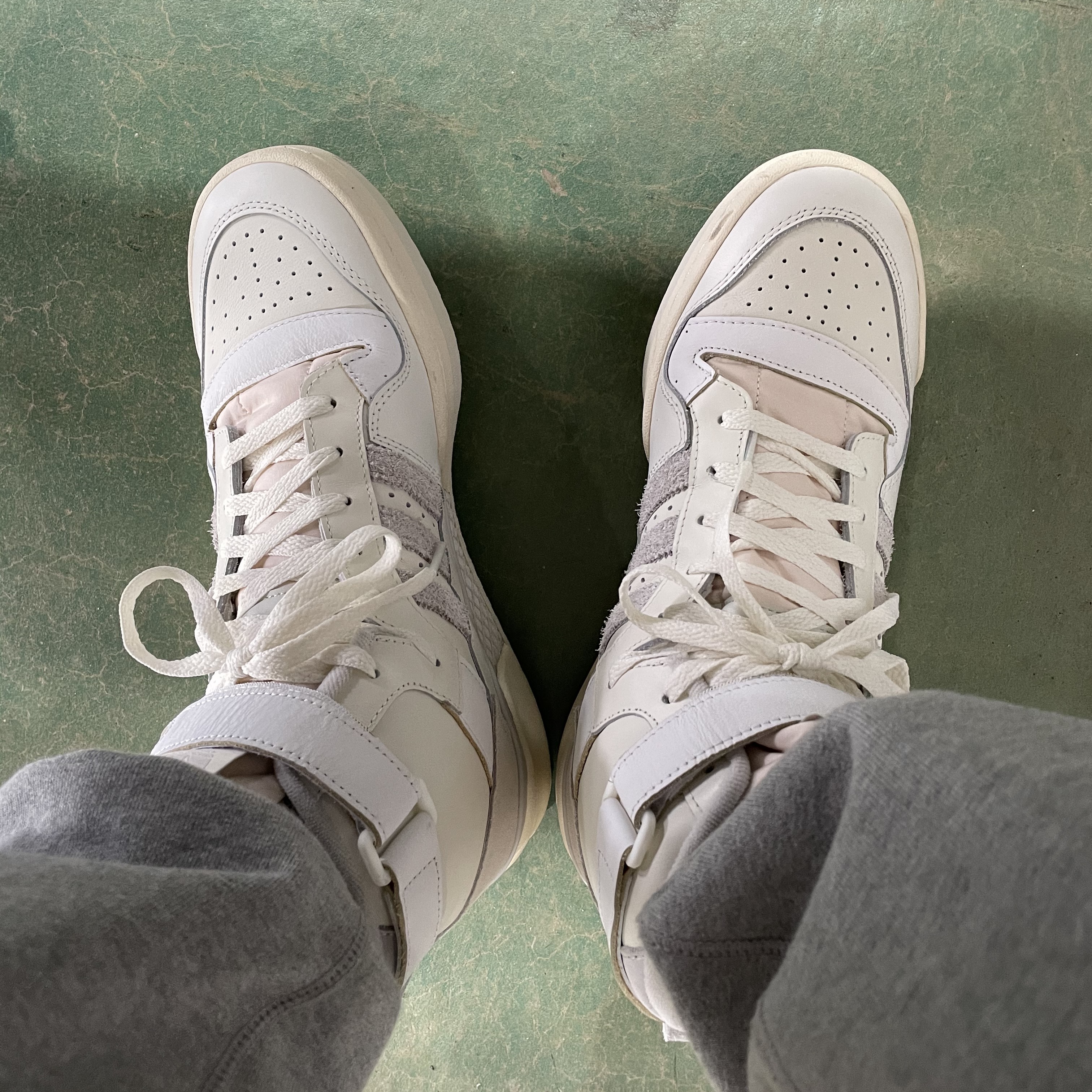 Adidas Forum 84 High Orbit Grey 착용 스타일 - 2
