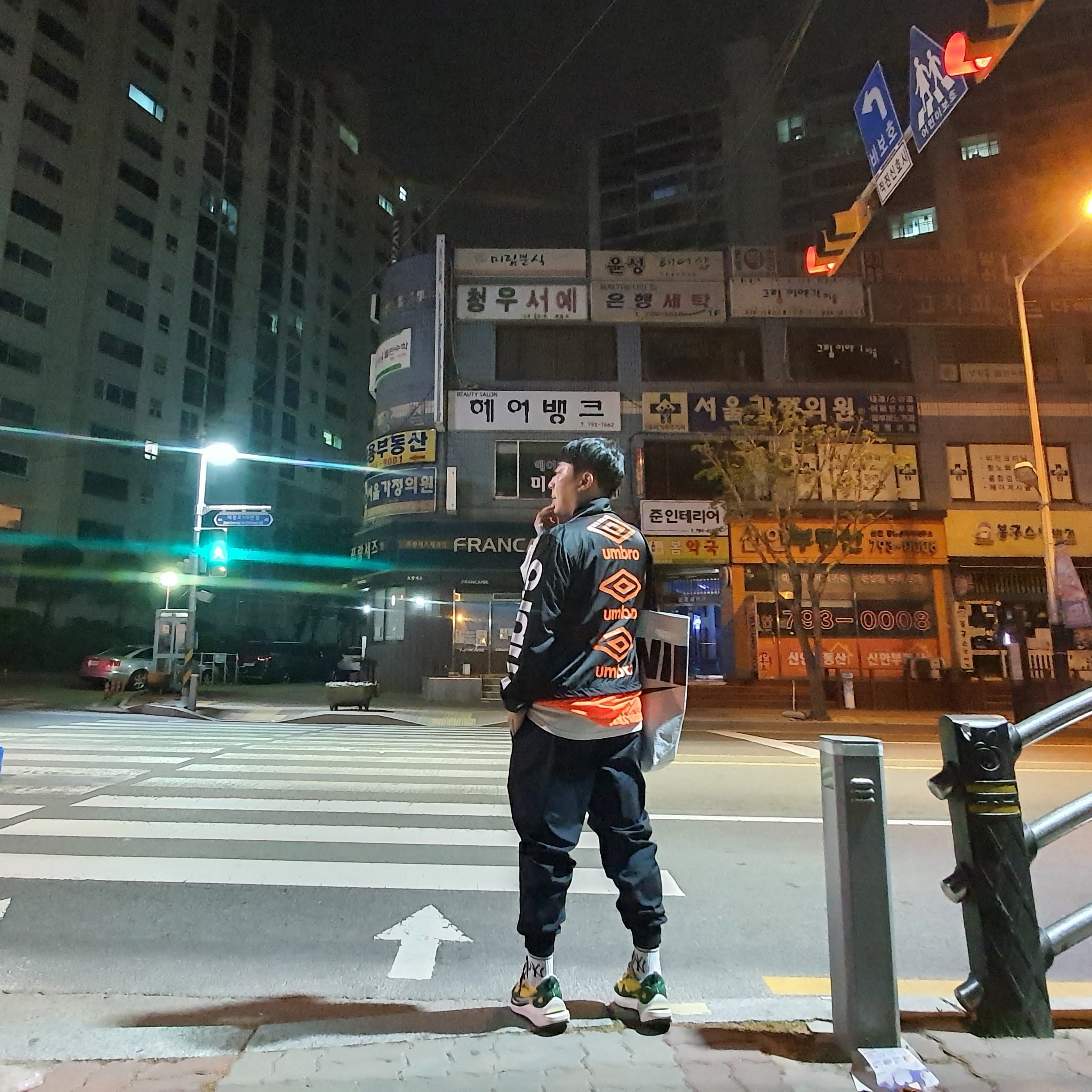 Nike x Sacai VaporWaffle Tour Yellow & Gorge Green Sail, Supreme Contrast Stitch Pocket T-Shirt White - 20SS 착용 스타일 - 1