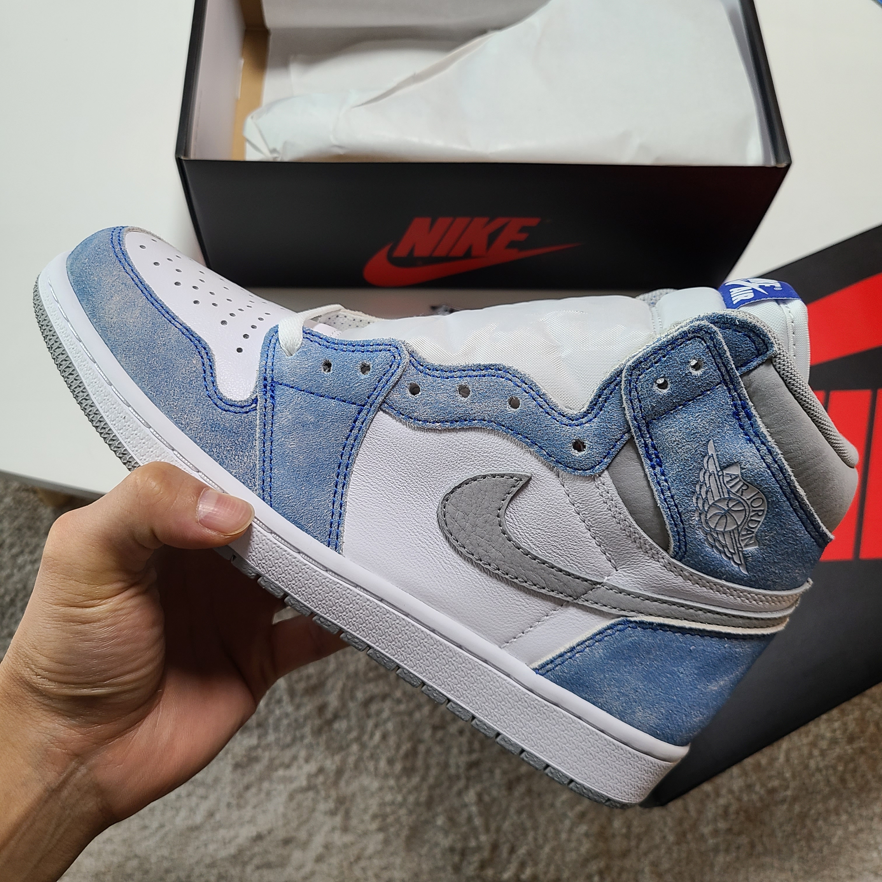 Jordan 1 Retro High OG Hyper Royal 착용 스타일