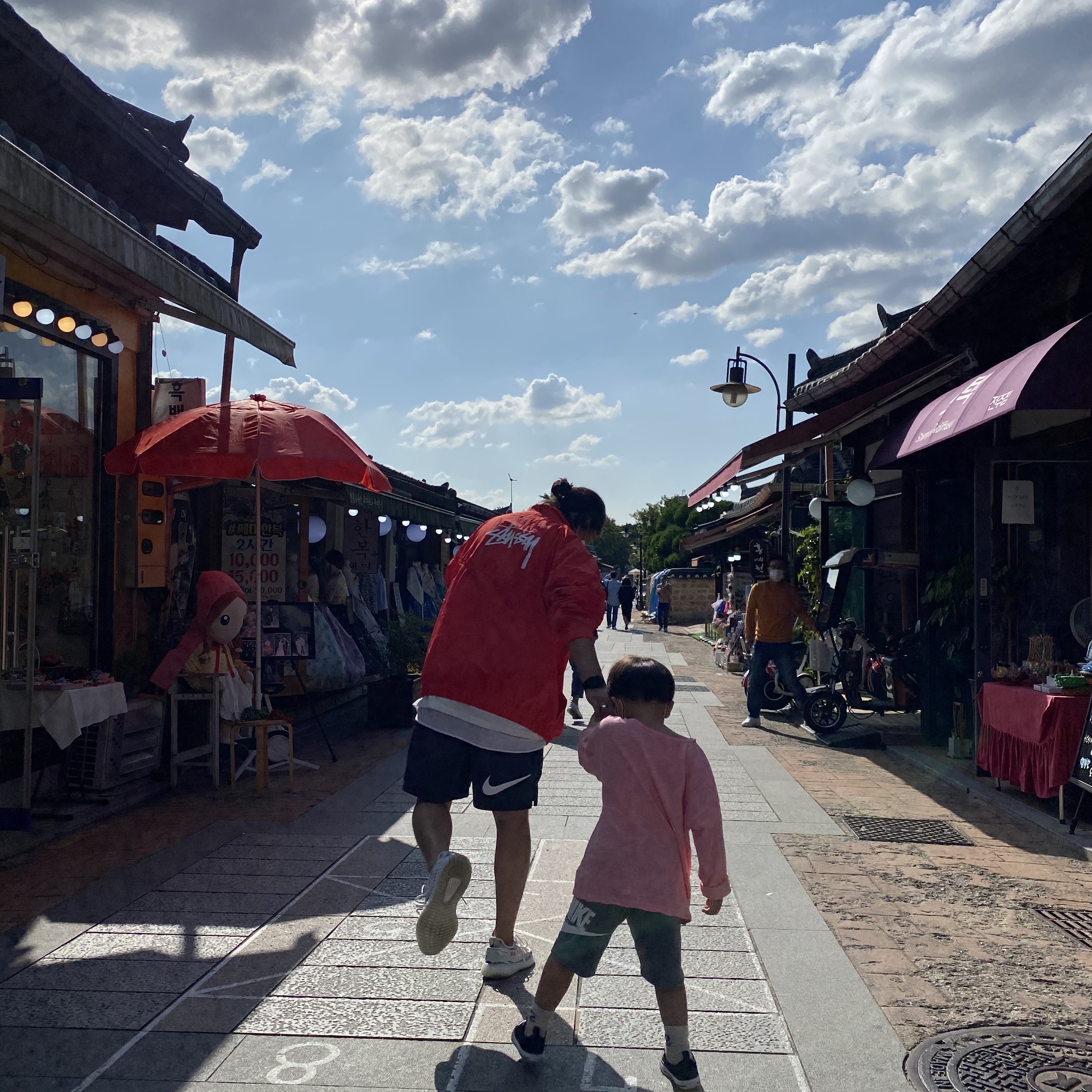 Adidas Yeezy Boost 350 V2 Zebra 2017/2019/2020, Nike x Stussy Water Shorts Off Noir 착용 스타일