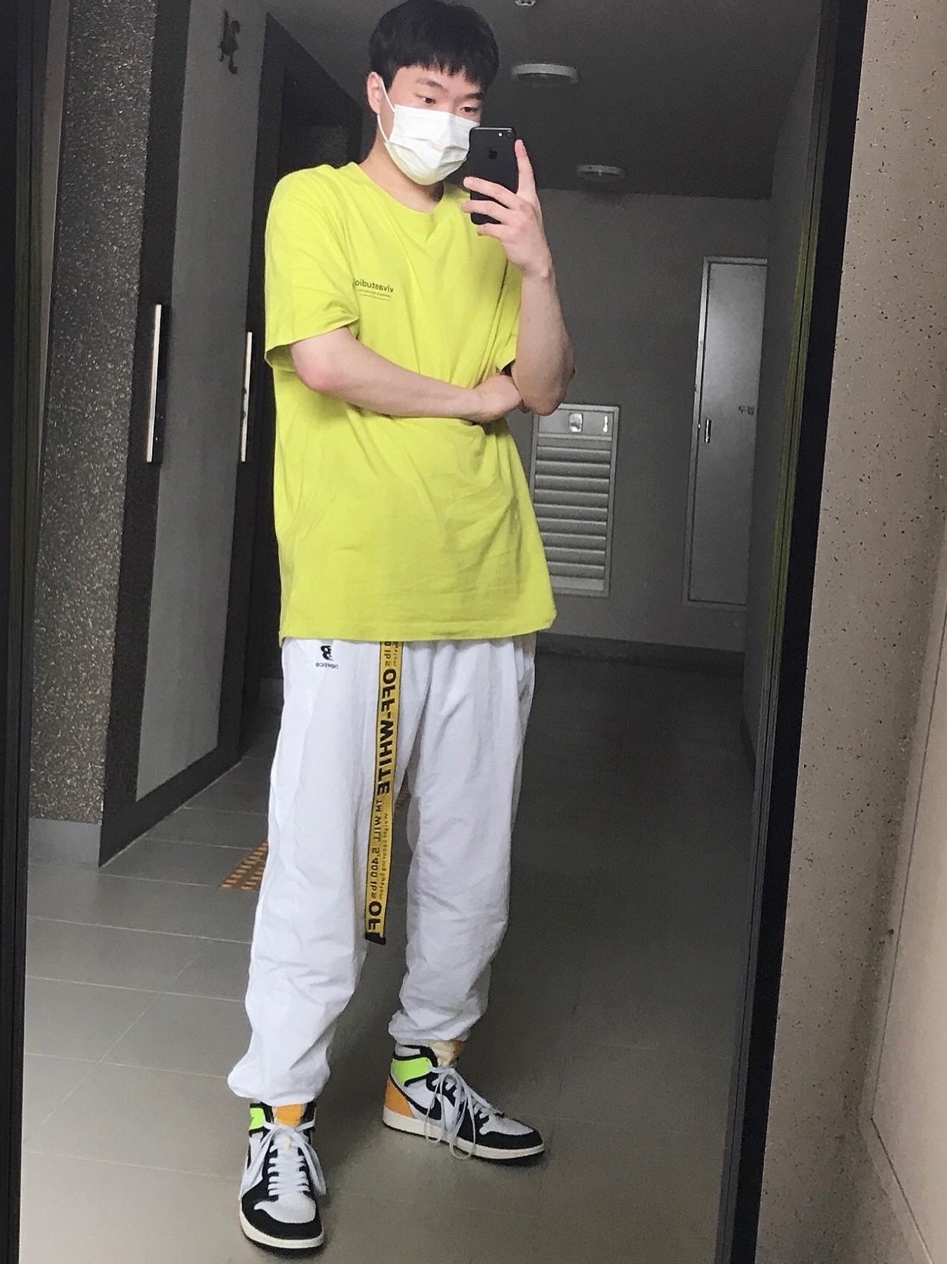 Jordan 1 Retro High OG Volt Gold 착용 스타일 - 2