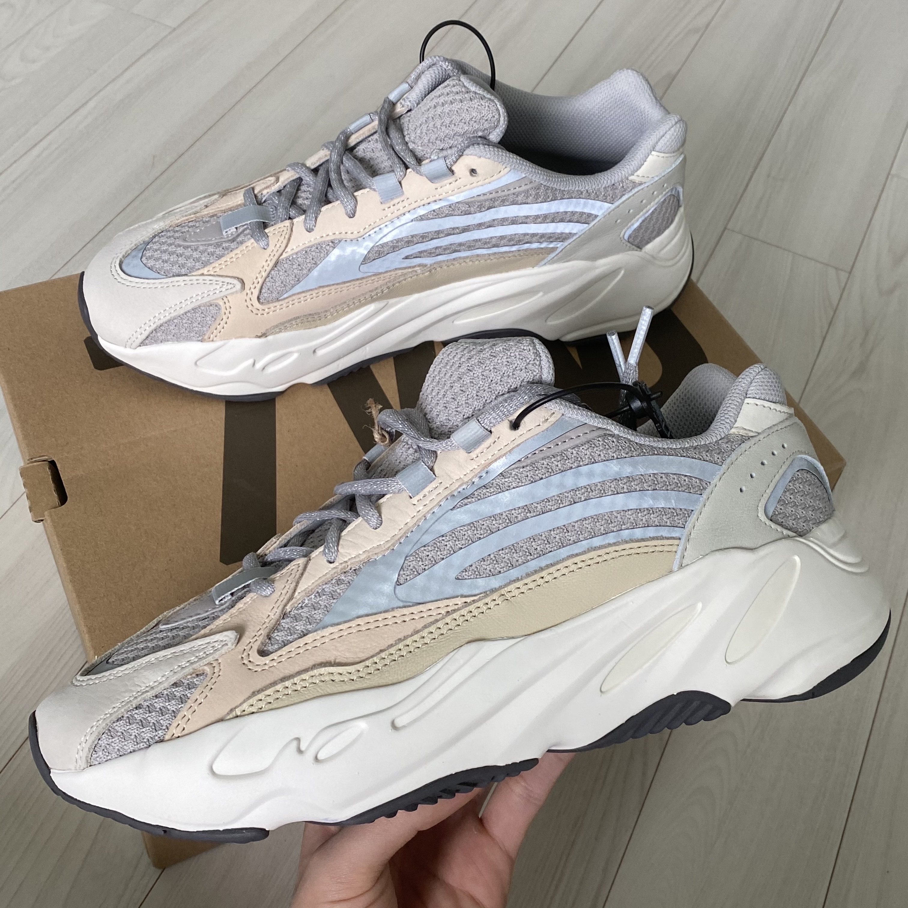 Adidas Yeezy Boost 700 V2 Cream 착용 스타일
