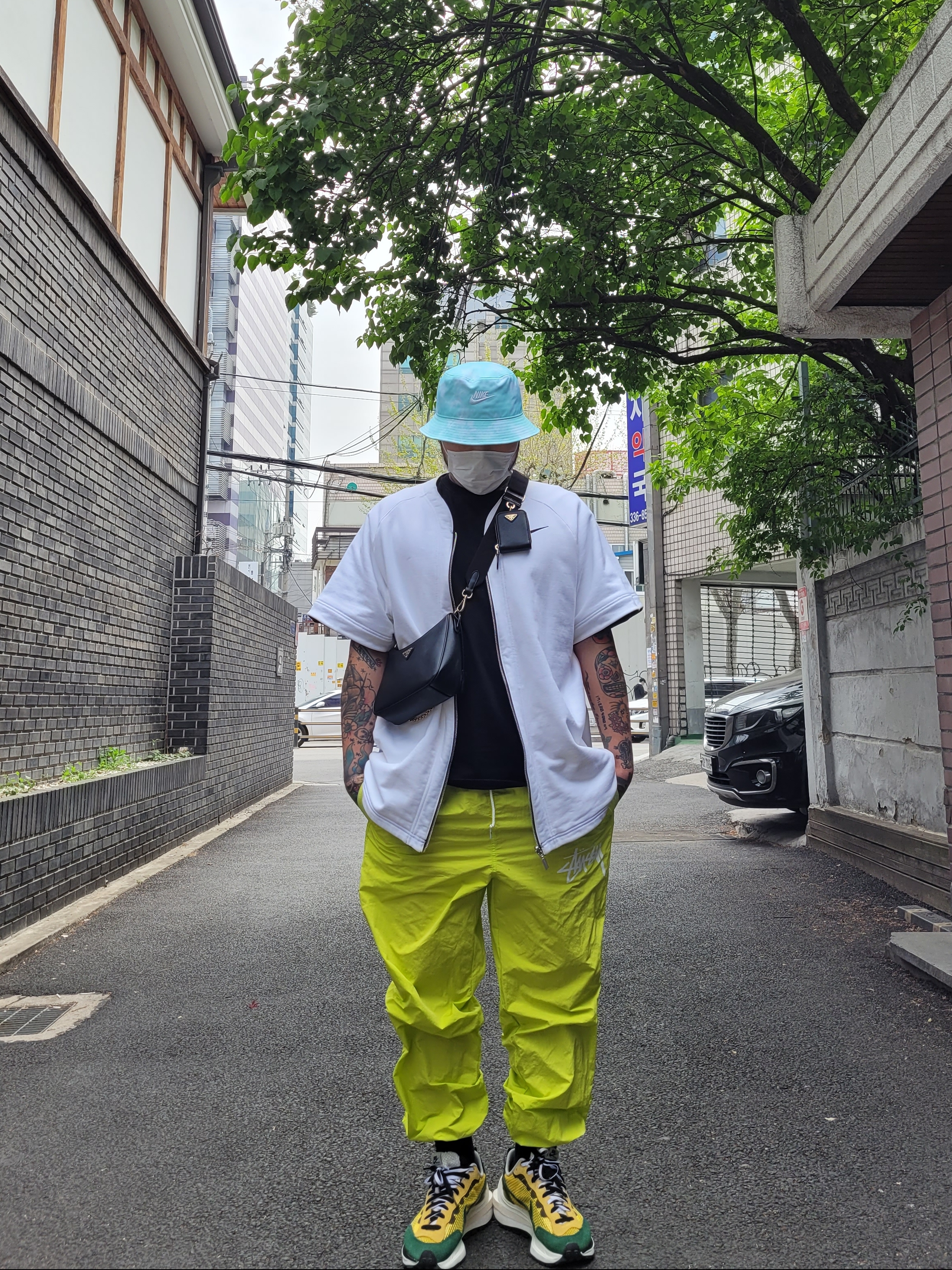 Nike x Sacai VaporWaffle Tour Yellow & Gorge Green Sail, Nike x Stussy Beach Pants Bright Cactus 착용 스타일