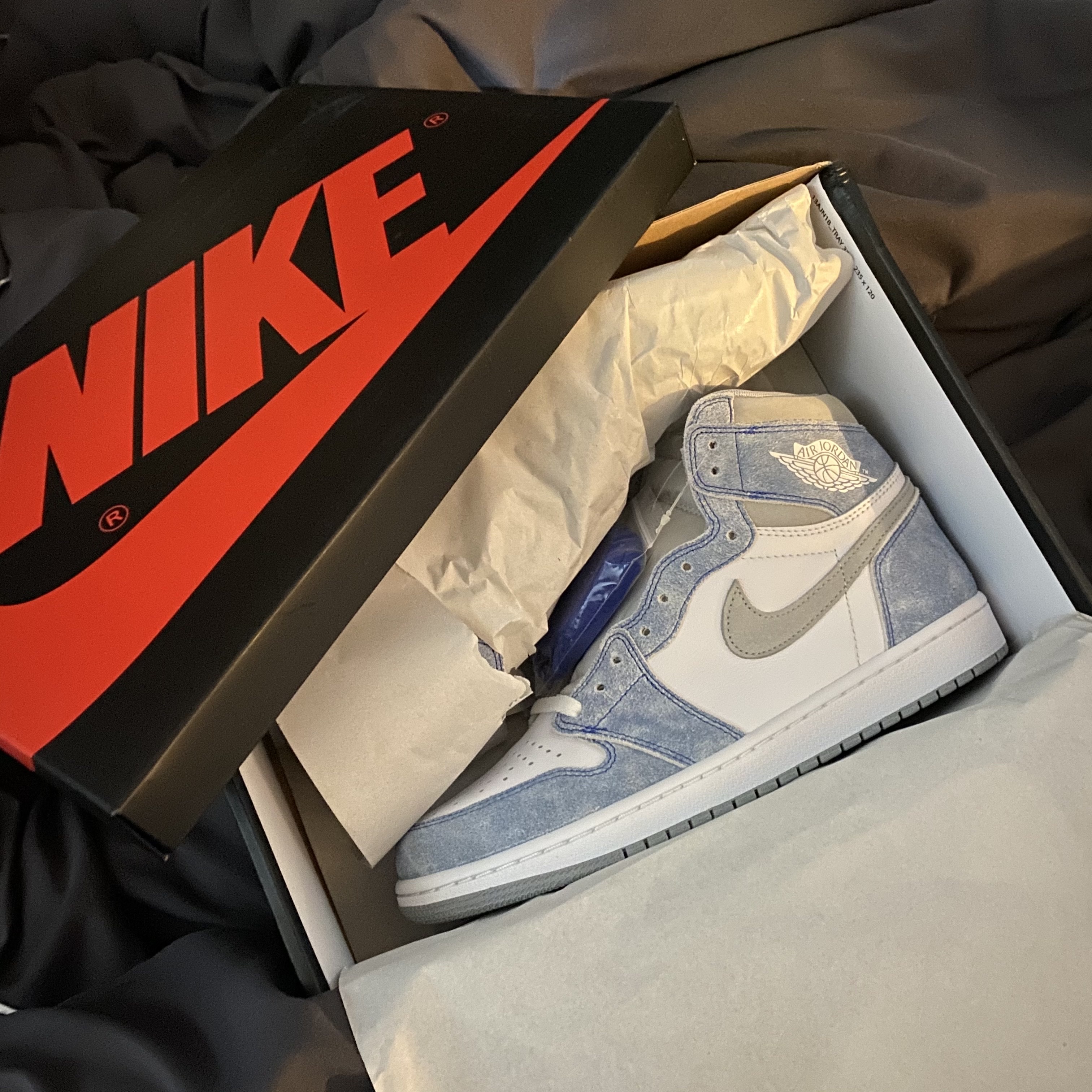 Jordan 1 Retro High OG Hyper Royal 착용 스타일 - 1