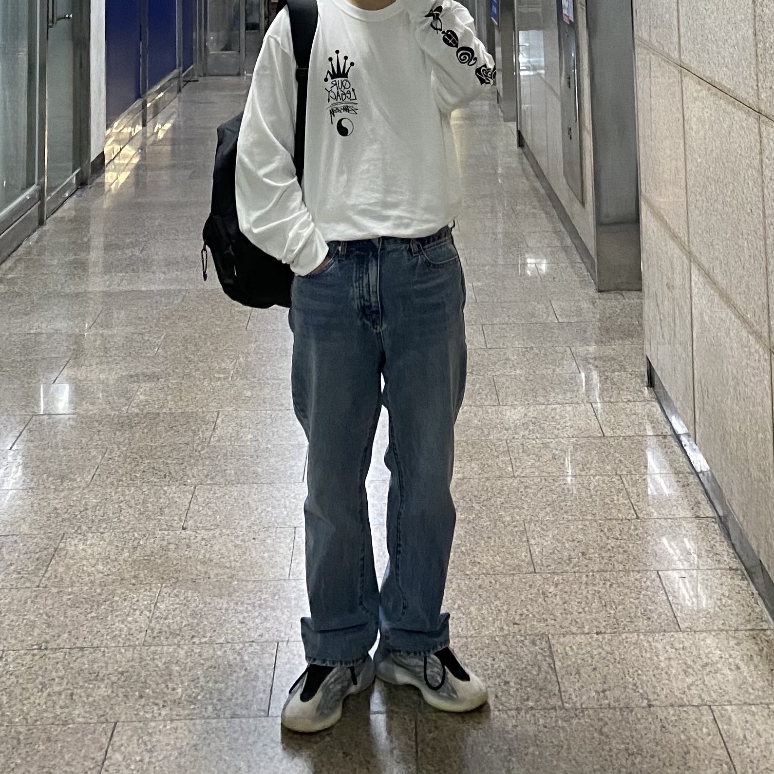 Adidas Yeezy QNTM Lifestyle, Stussy x Our Legacy Crown LS T-Shirt White 착용 스타일