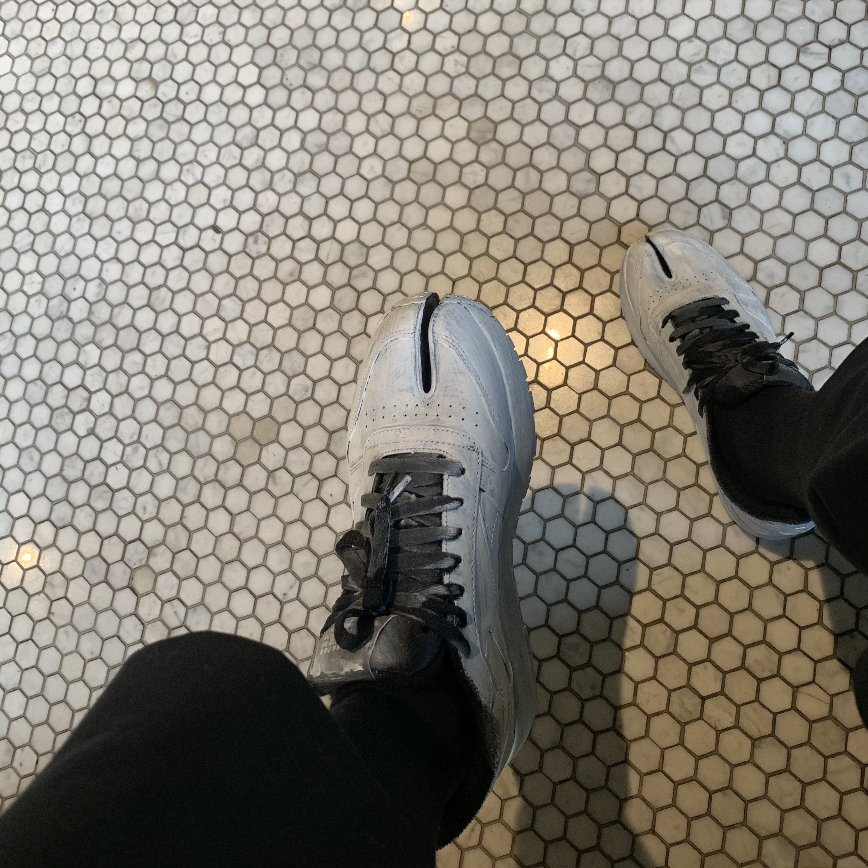Reebok x Maison Margiela Classic Leather Tabi Shoes Bianchetto 착용 스타일 - 3