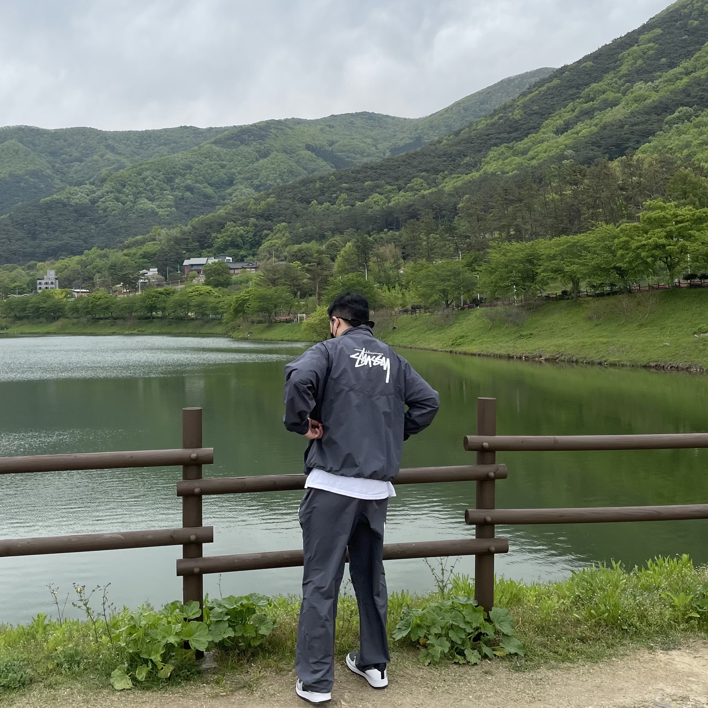 Nike x Stussy Windrunner Jacket Off Noir, Nike x Stussy Beach Pants Off Noir 착용 스타일