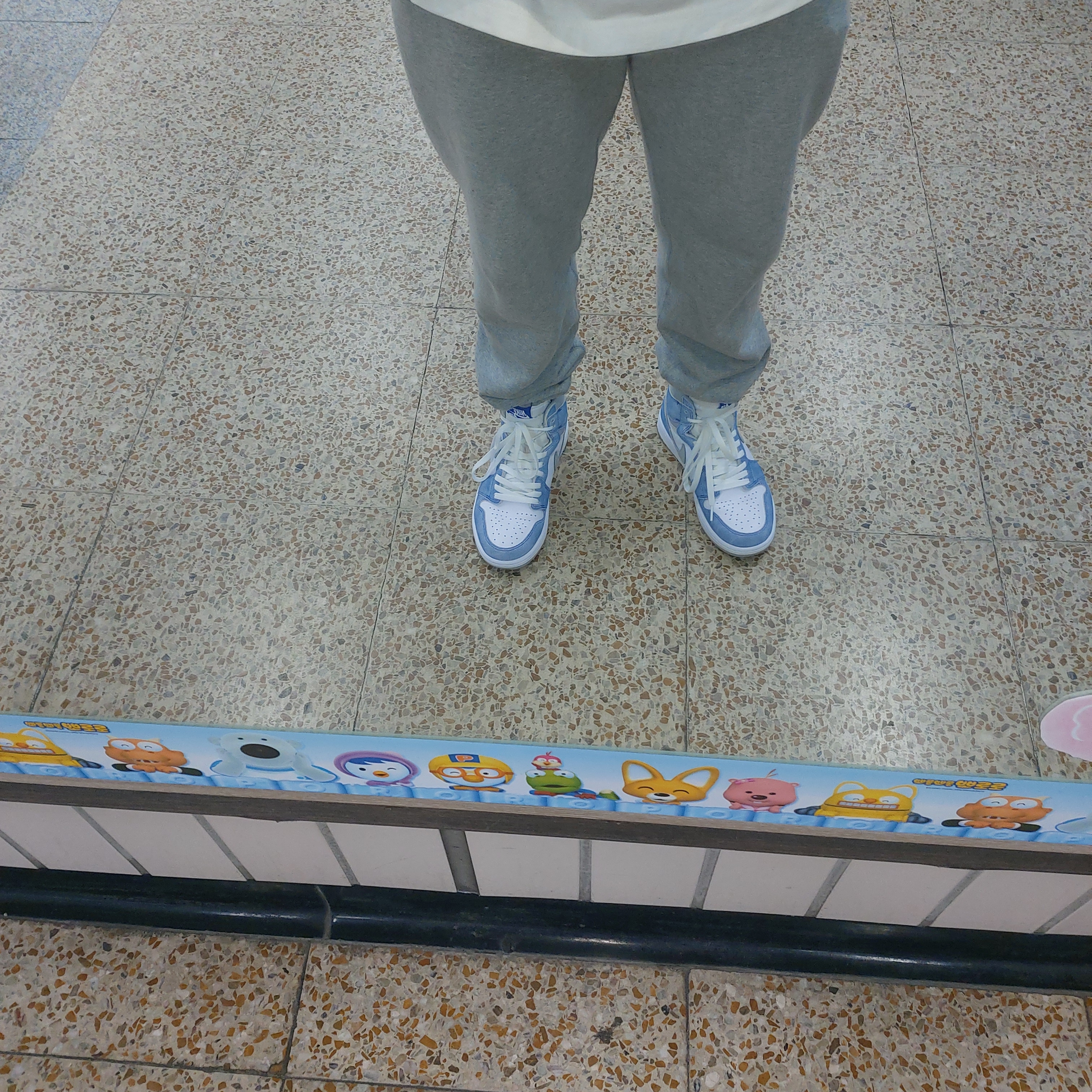 Jordan 1 Retro High OG Hyper Royal 착용 스타일 - 3