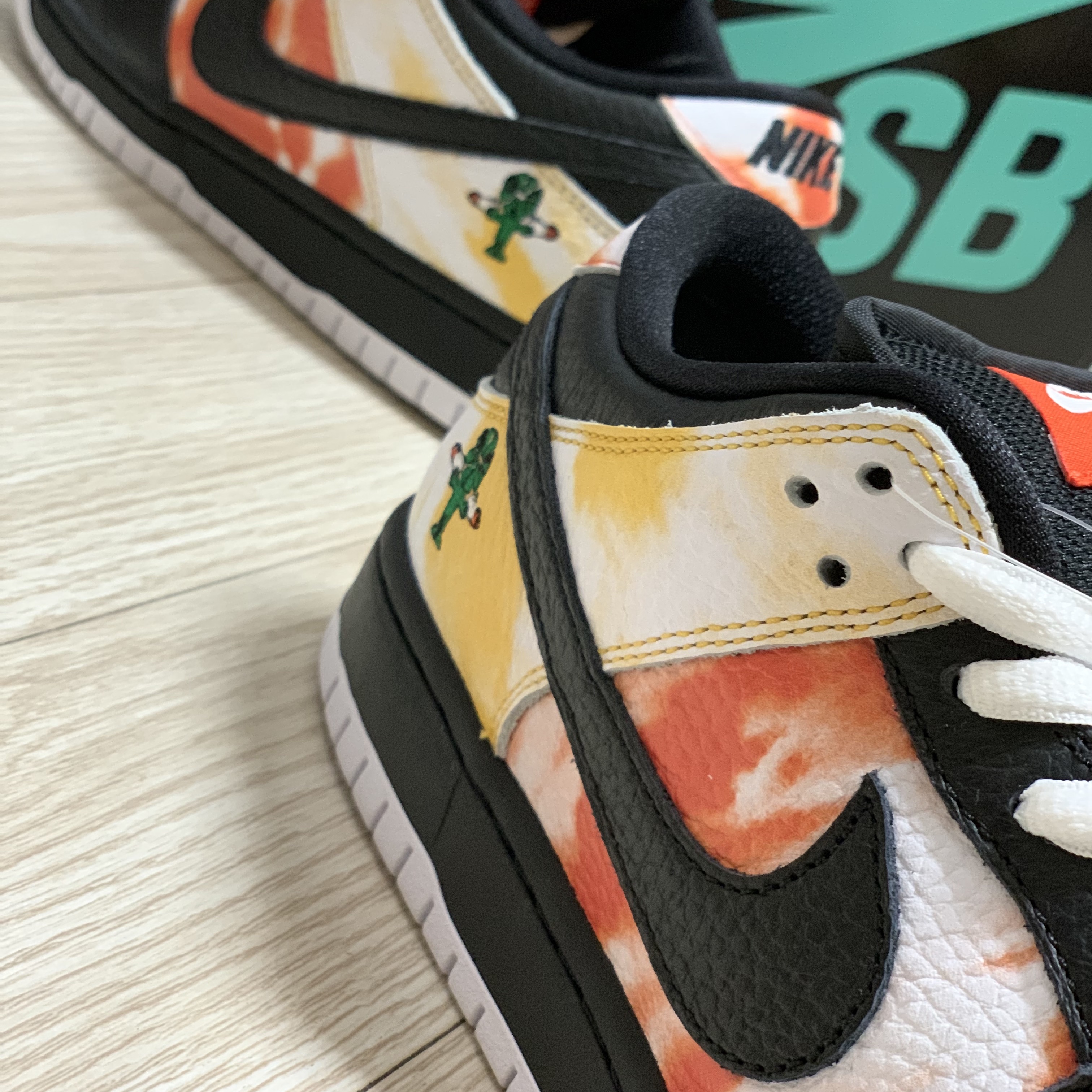 Nike SB Dunk Low Raygun Tie-Dye Black 착용 스타일 - 3
