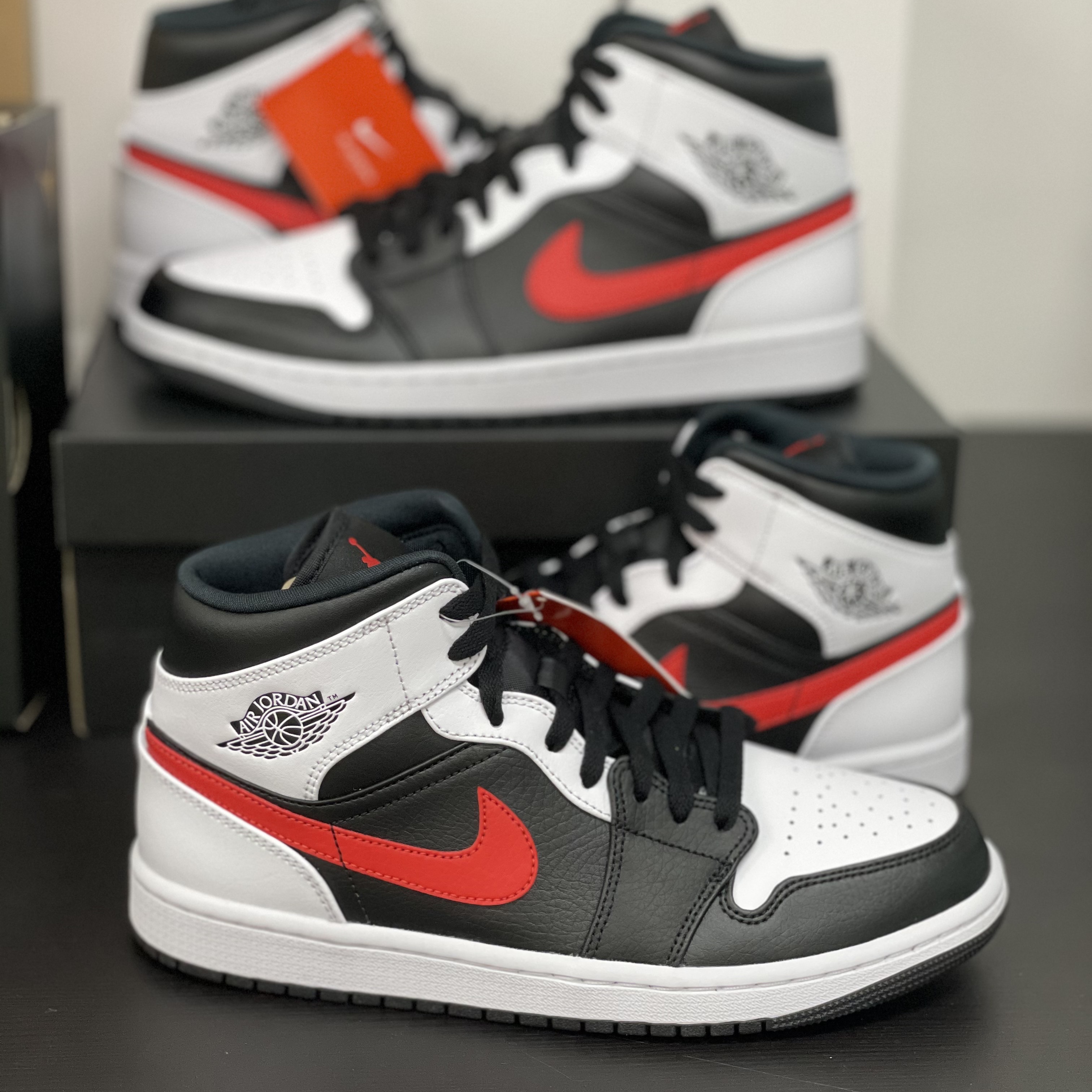 Jordan 1 Mid Black Chile Red 착용 스타일 - 3
