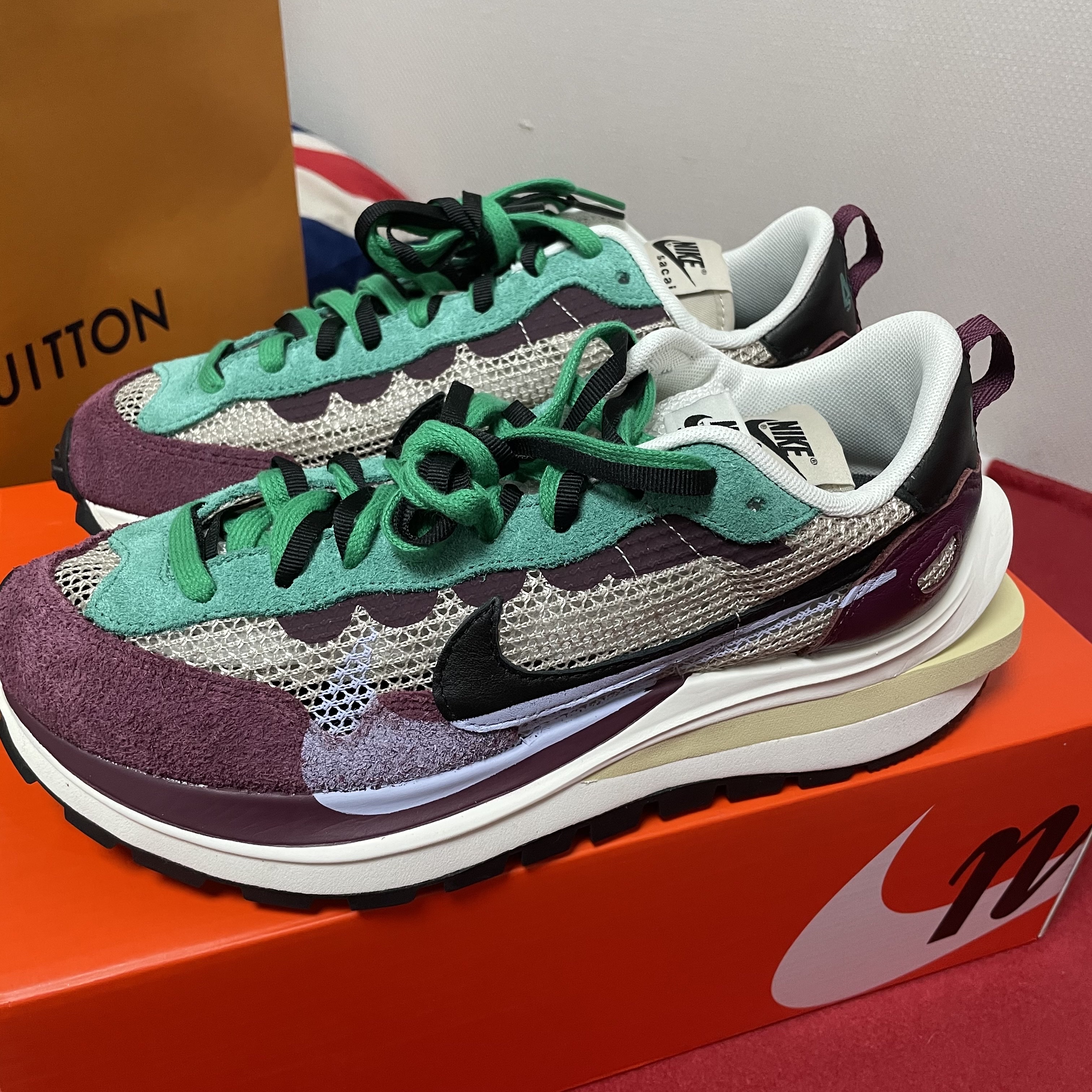 Nike x Sacai VaporWaffle String & Black Villain Red 착용 스타일 - 3