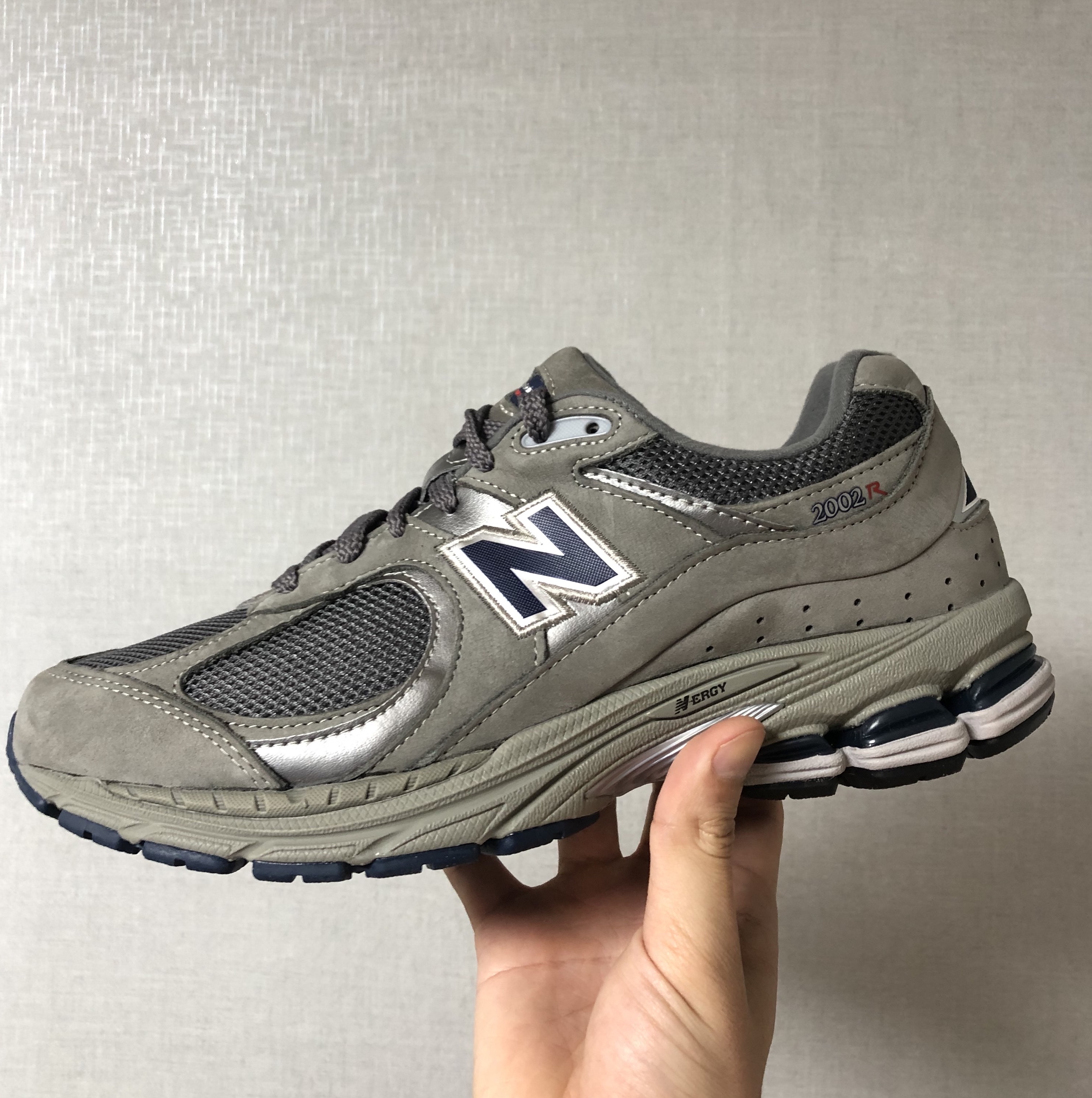 New Balance 2002R Gray 착용 스타일