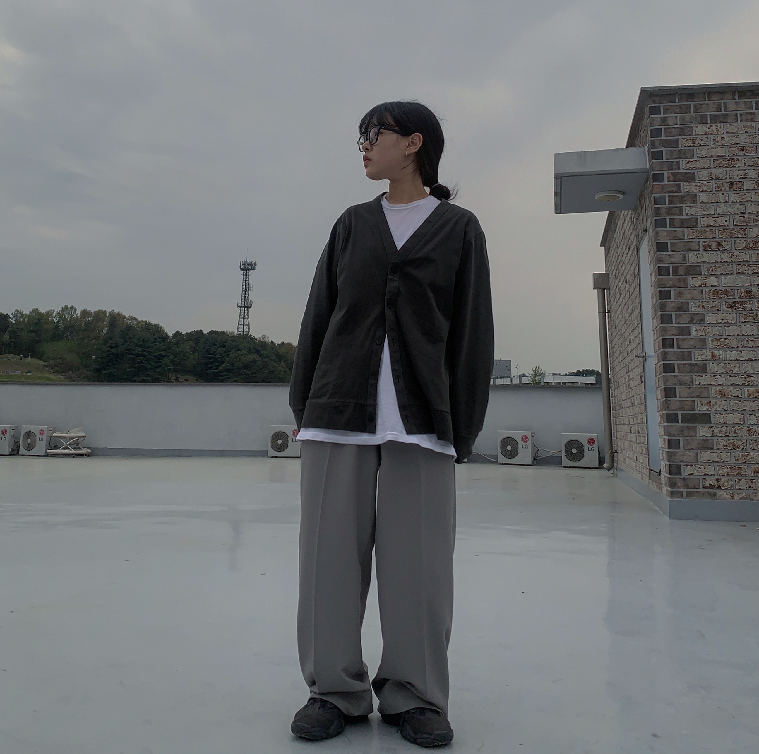 Adidas Yeezy 500 Utility Black 2018/2020, Supreme Hanes Tagless T-Shirt White (3 Pack) 착용 스타일