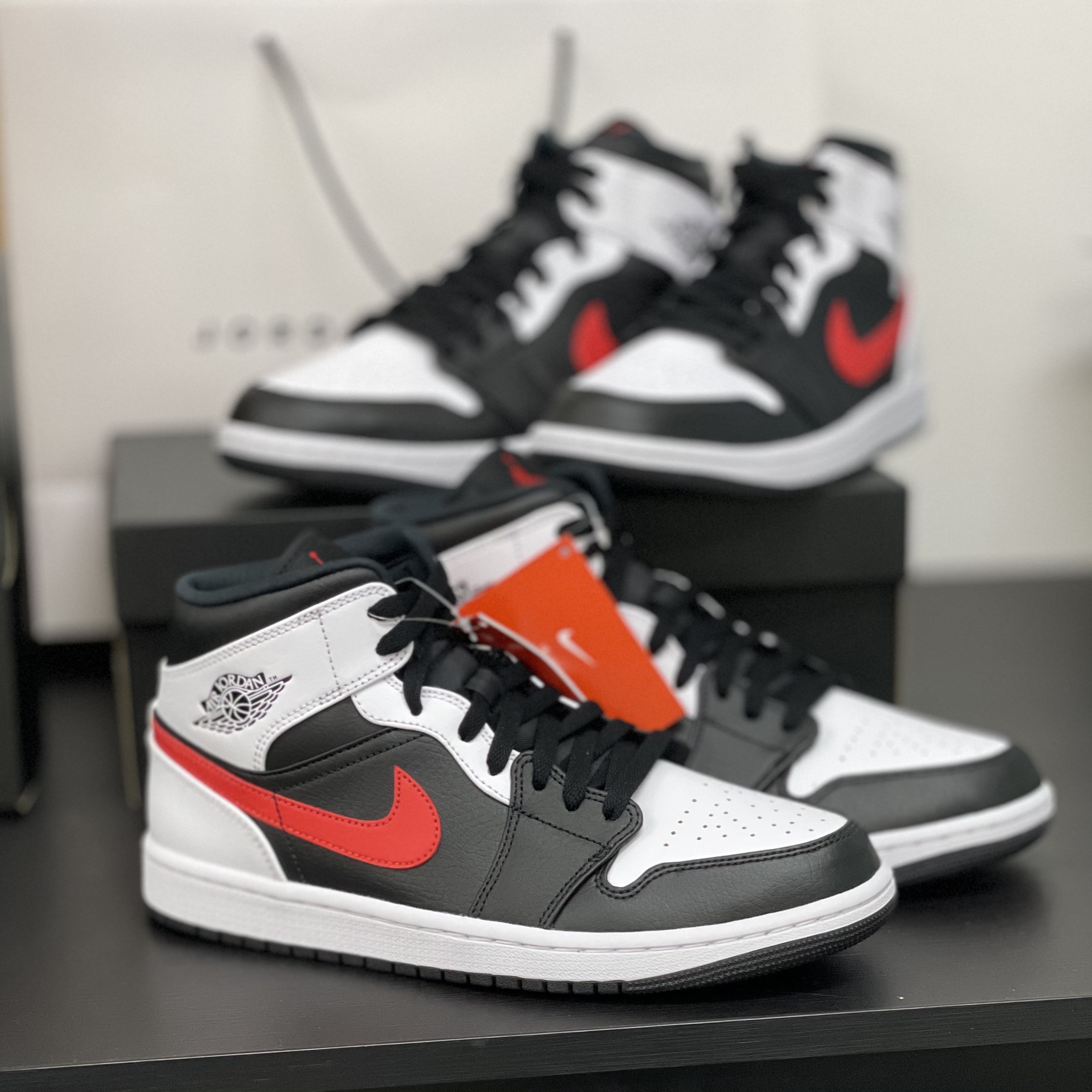 Jordan 1 Mid Black Chile Red 착용 스타일 - 4