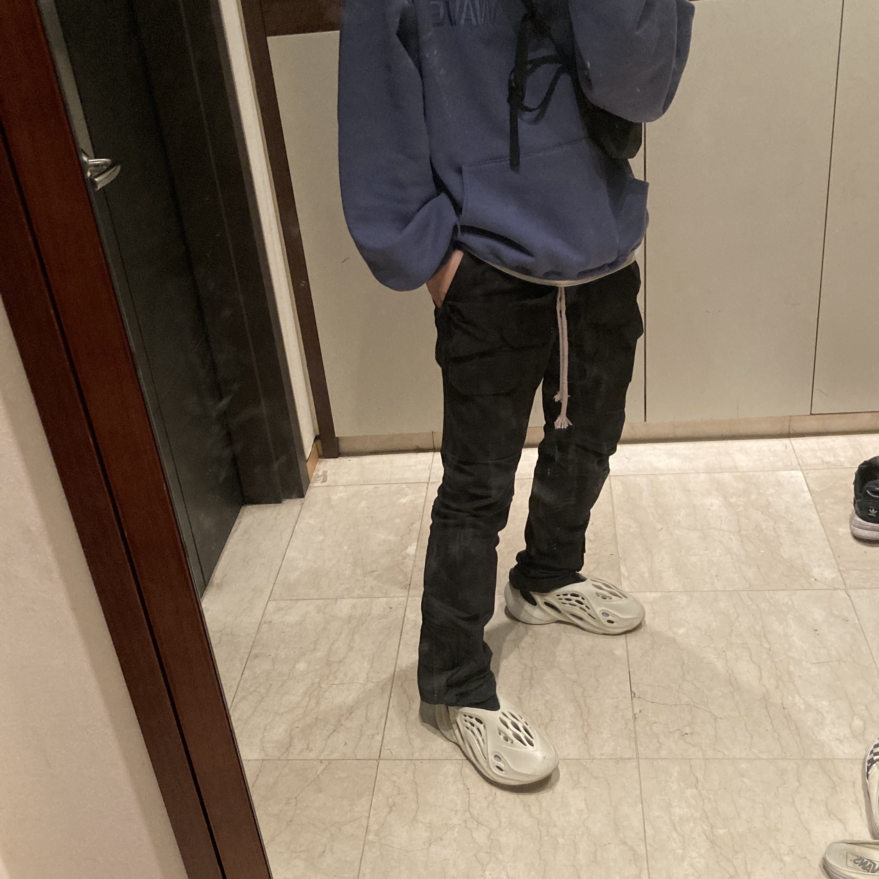 Adidas Yeezy Foam RNNR Sand 착용 스타일