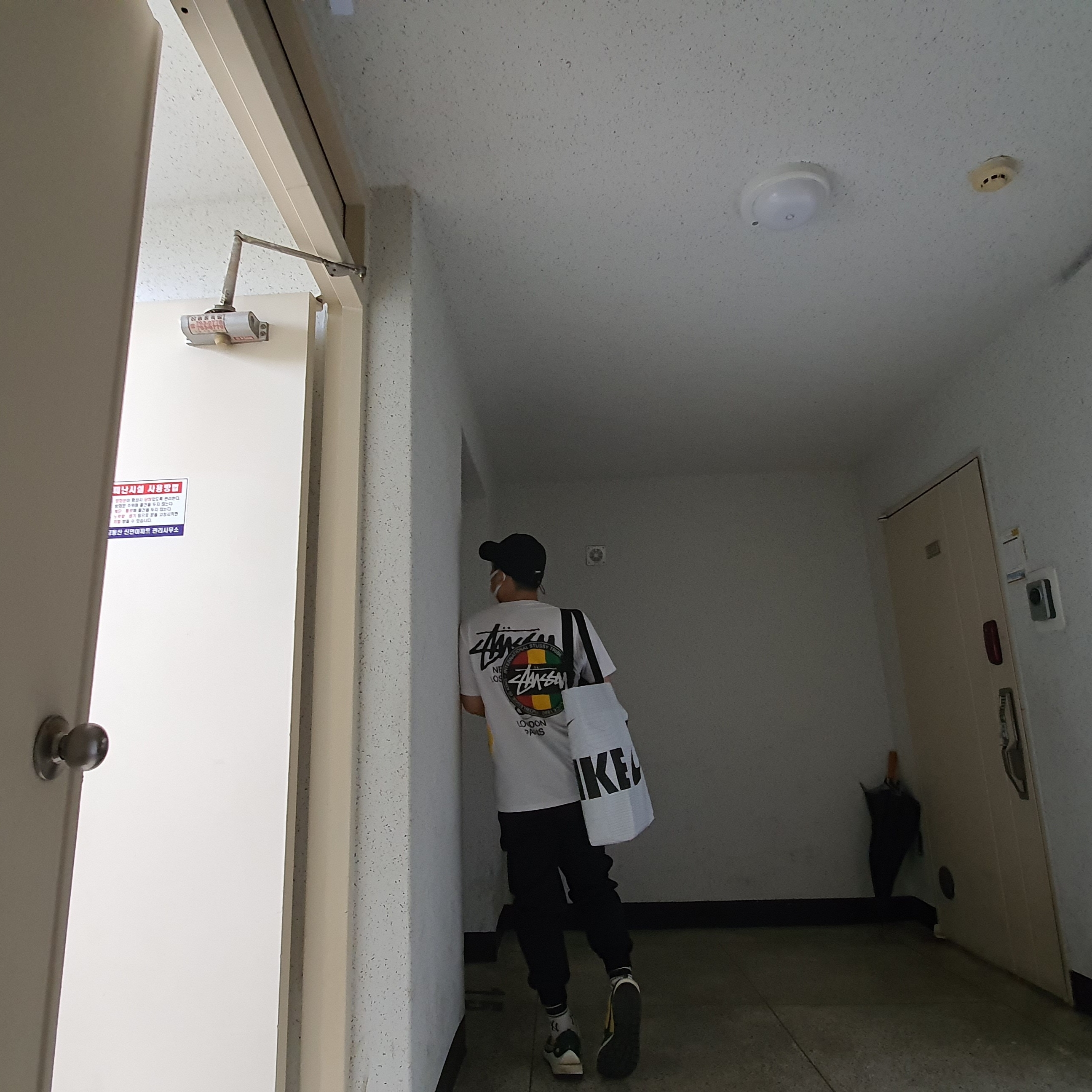 Nike x Sacai VaporWaffle Tour Yellow & Gorge Green Sail, Stussy x Cactus Plant Flea Market USA 2019 T-Shirt White 착용 스타일 - 1