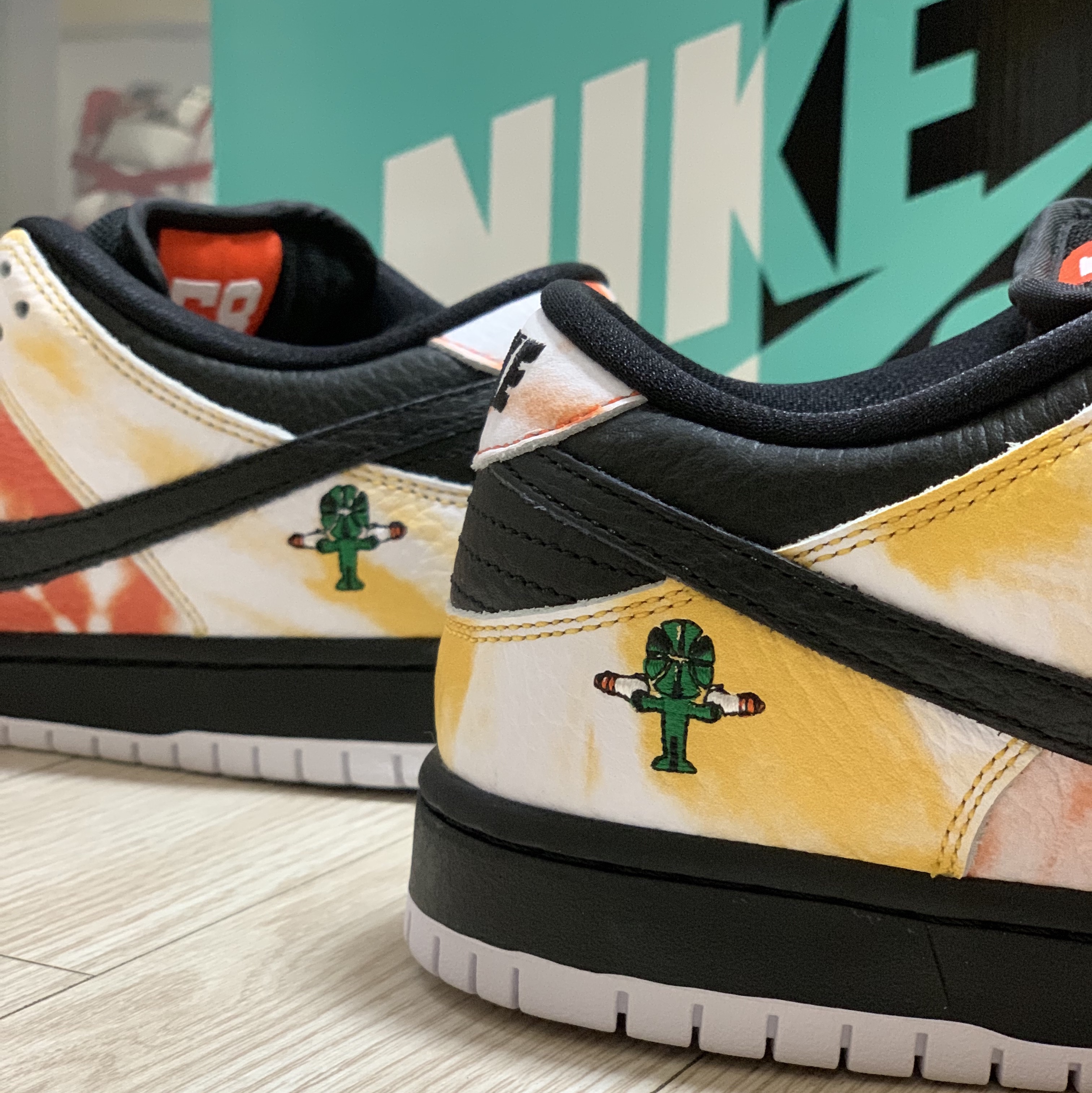 Nike SB Dunk Low Raygun Tie-Dye Black 착용 스타일 - 4