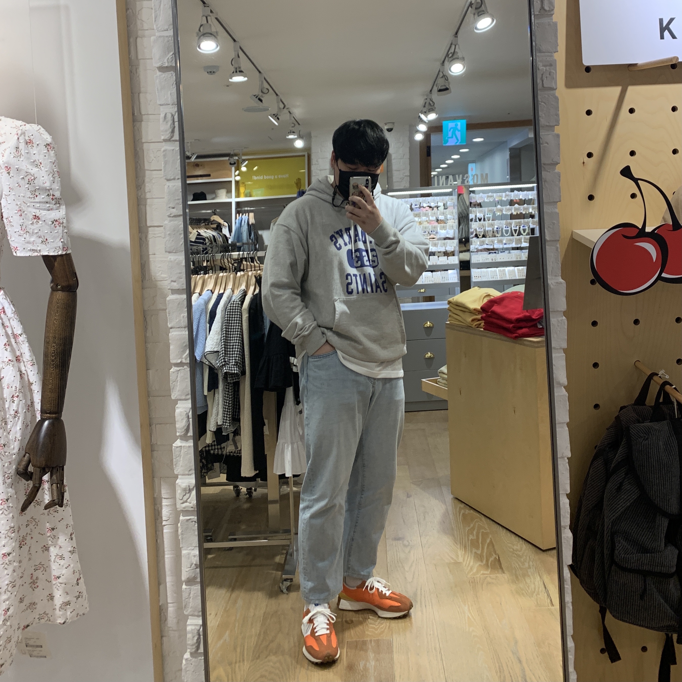 New Balance 327 Orange 착용 스타일