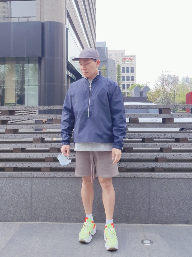 Nike x Kim Jones Reversible Wind Breaker Navy - Asia, Essentials Fleece Shorts Taupe - 20FW 착용 스타일 - 2