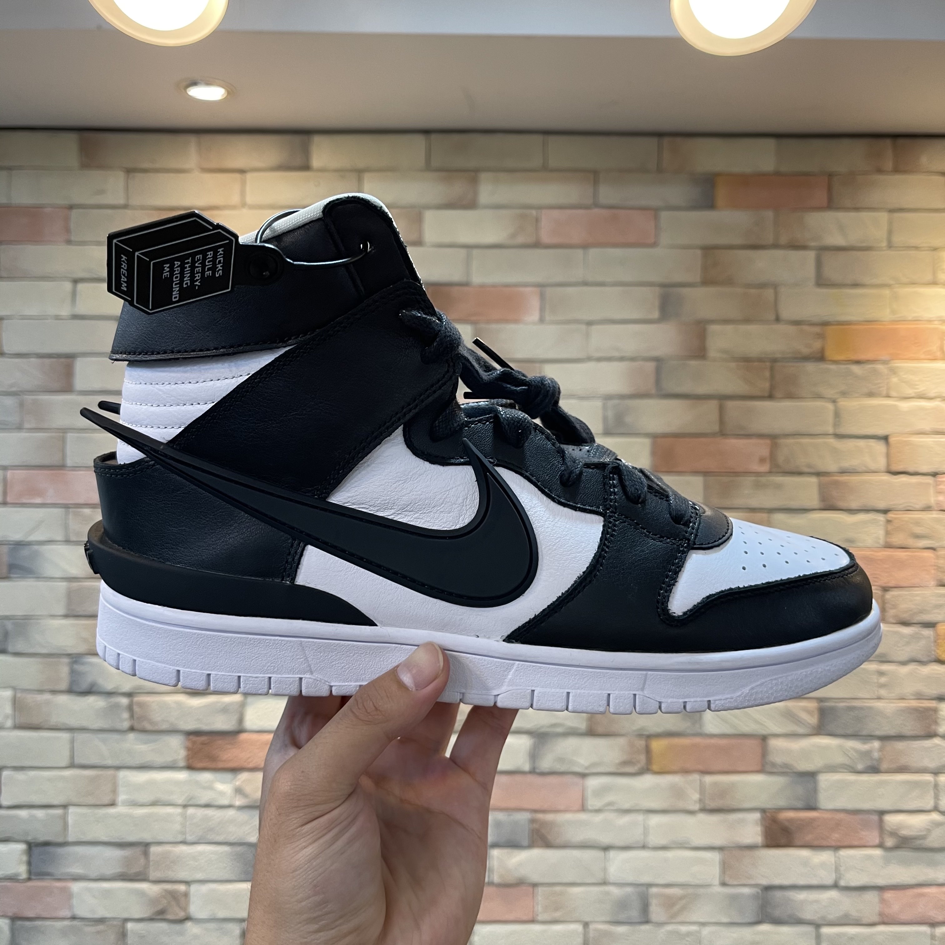 Jordan 1 Retro High OG Hyper Royal, Nike x Ambush Dunk High Black 착용 스타일 - 2