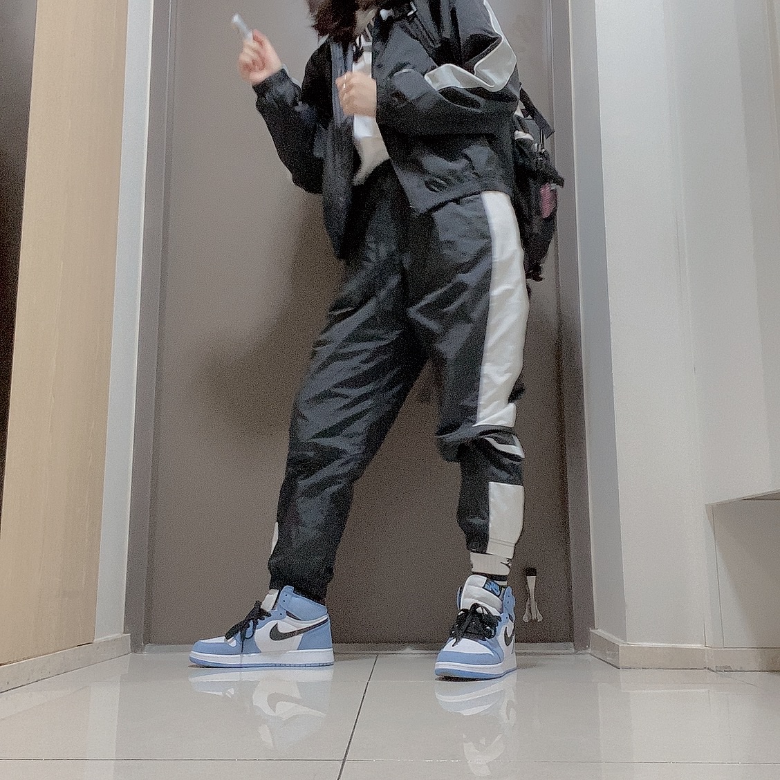 Jordan 1 Retro High OG University Blue 착용 스타일 - 2