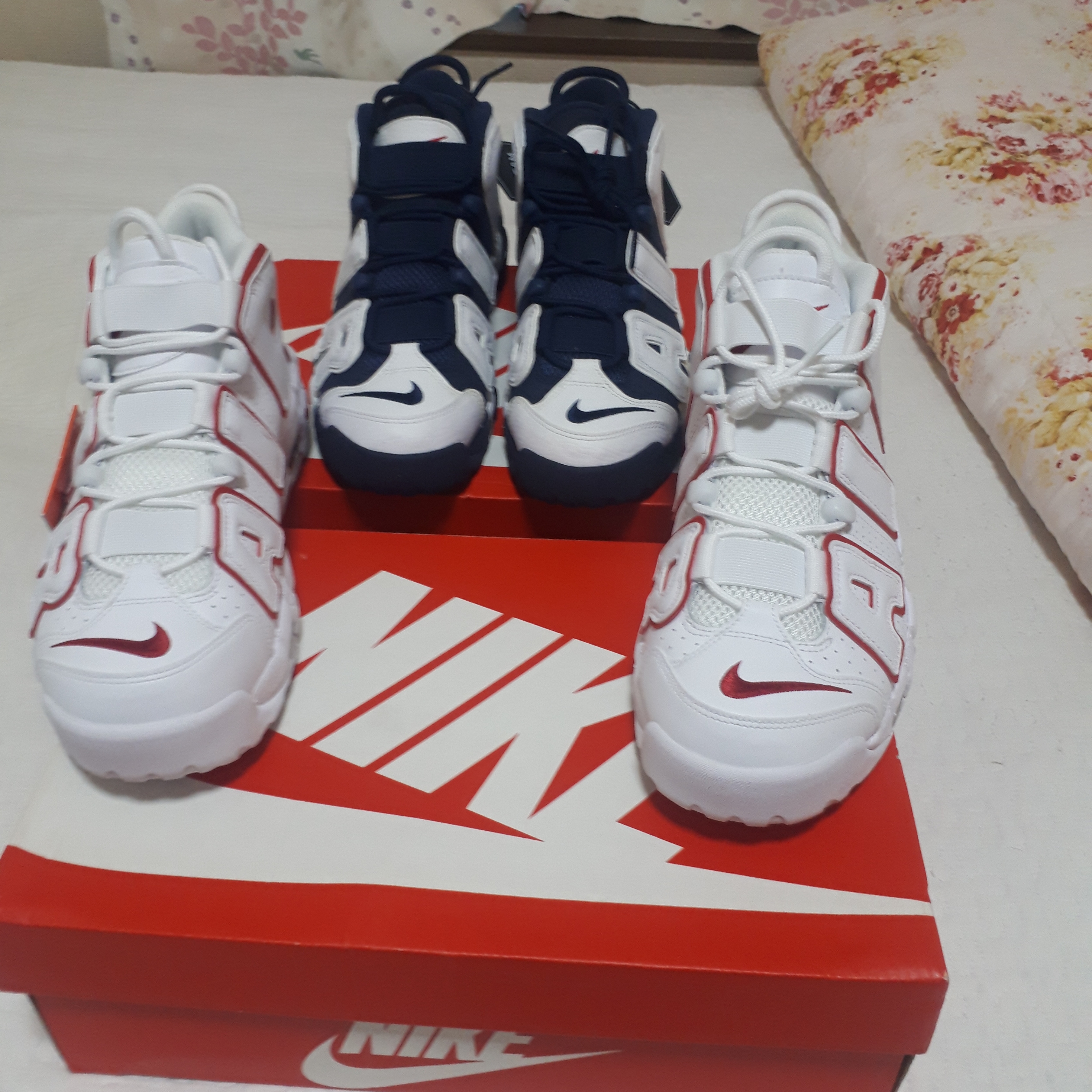 Adidas Yeezy Boost 350 V2 Core Black White 2016, Nike Air More Uptempo Olympic 2020 착용 스타일 - 3