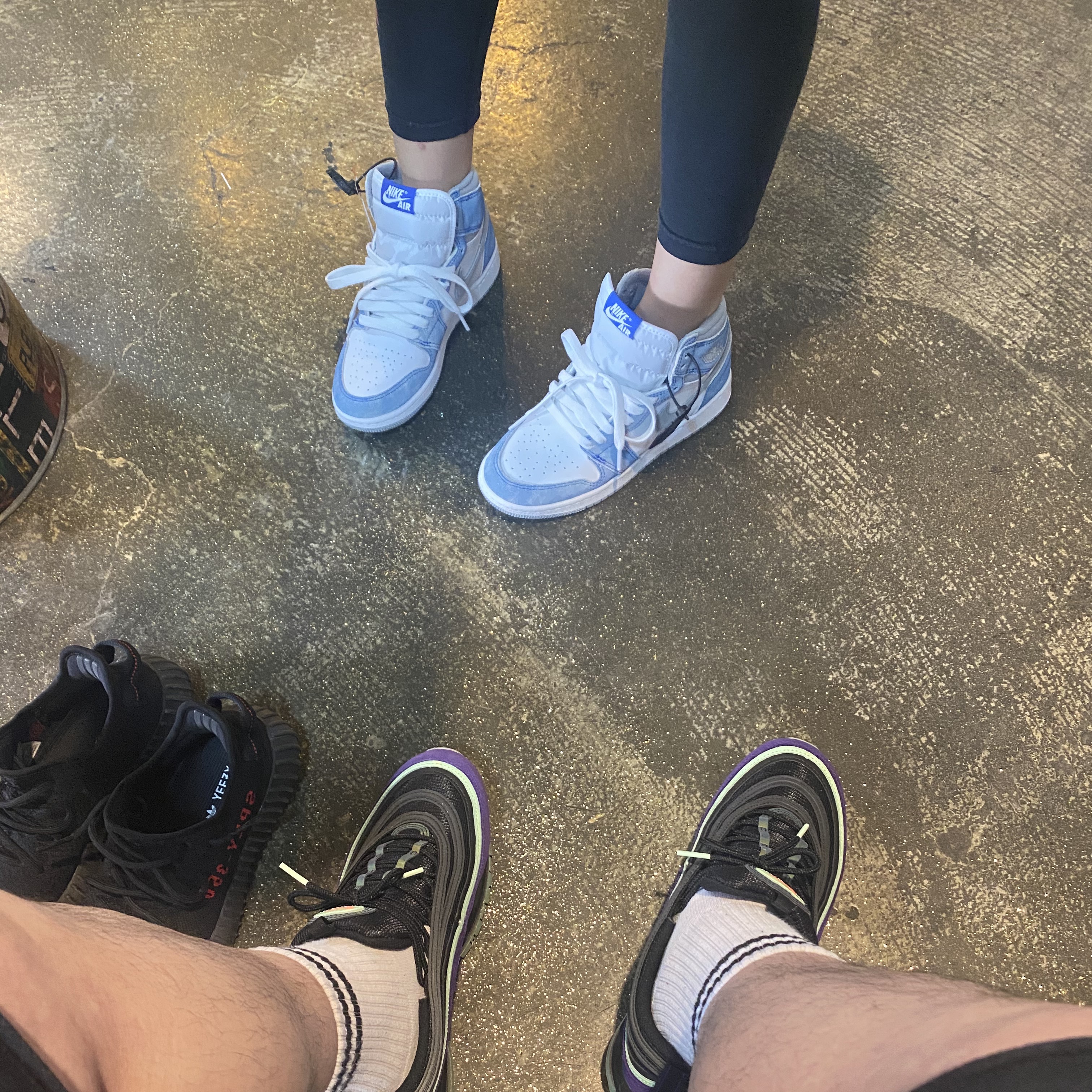 (GS) Jordan 1 Retro High OG Hyper Royal, Adidas Yeezy Boost 350 V2 Black Red 2020 착용 스타일