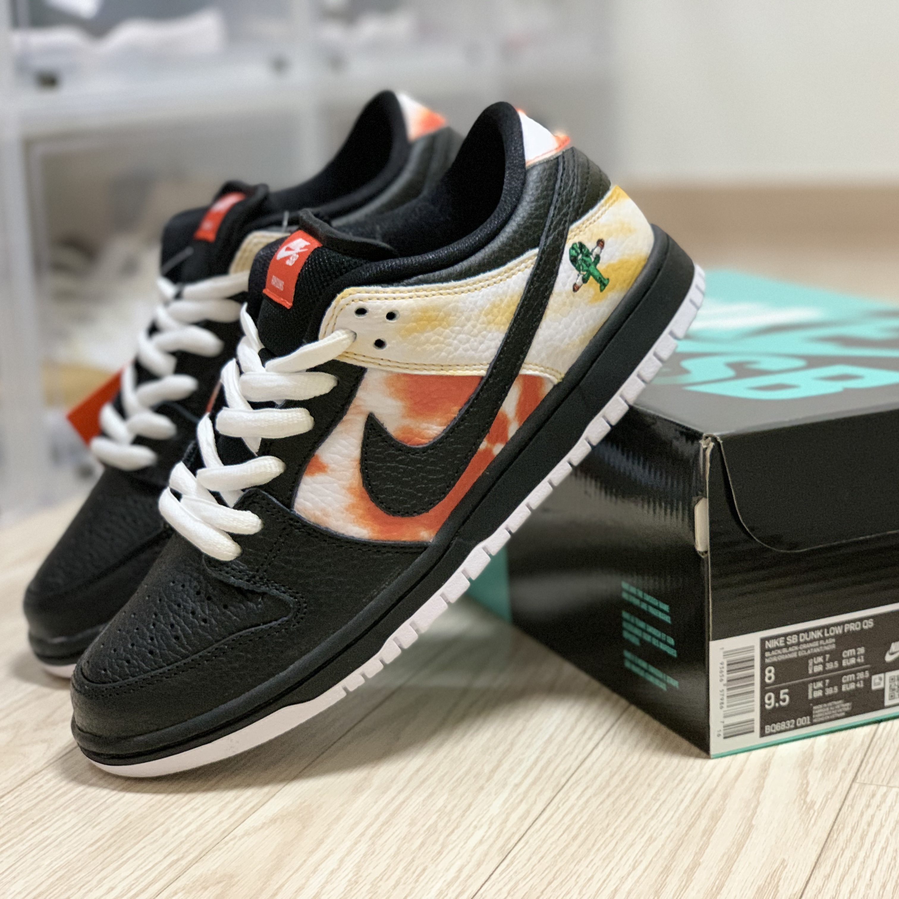Nike SB Dunk Low Raygun Tie-Dye Black 착용 스타일 - 2