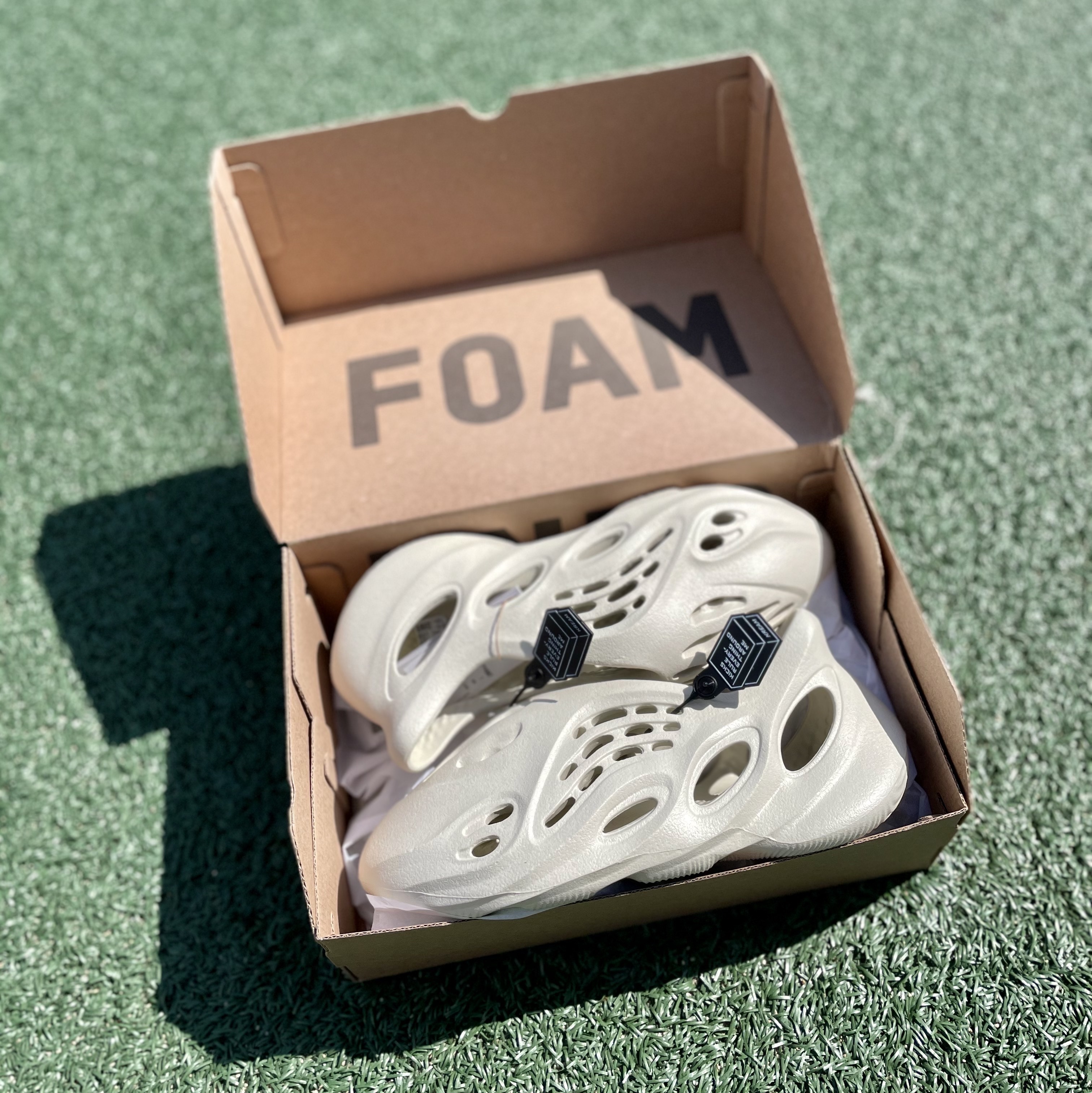 Adidas Yeezy Foam RNNR Sand 착용 스타일