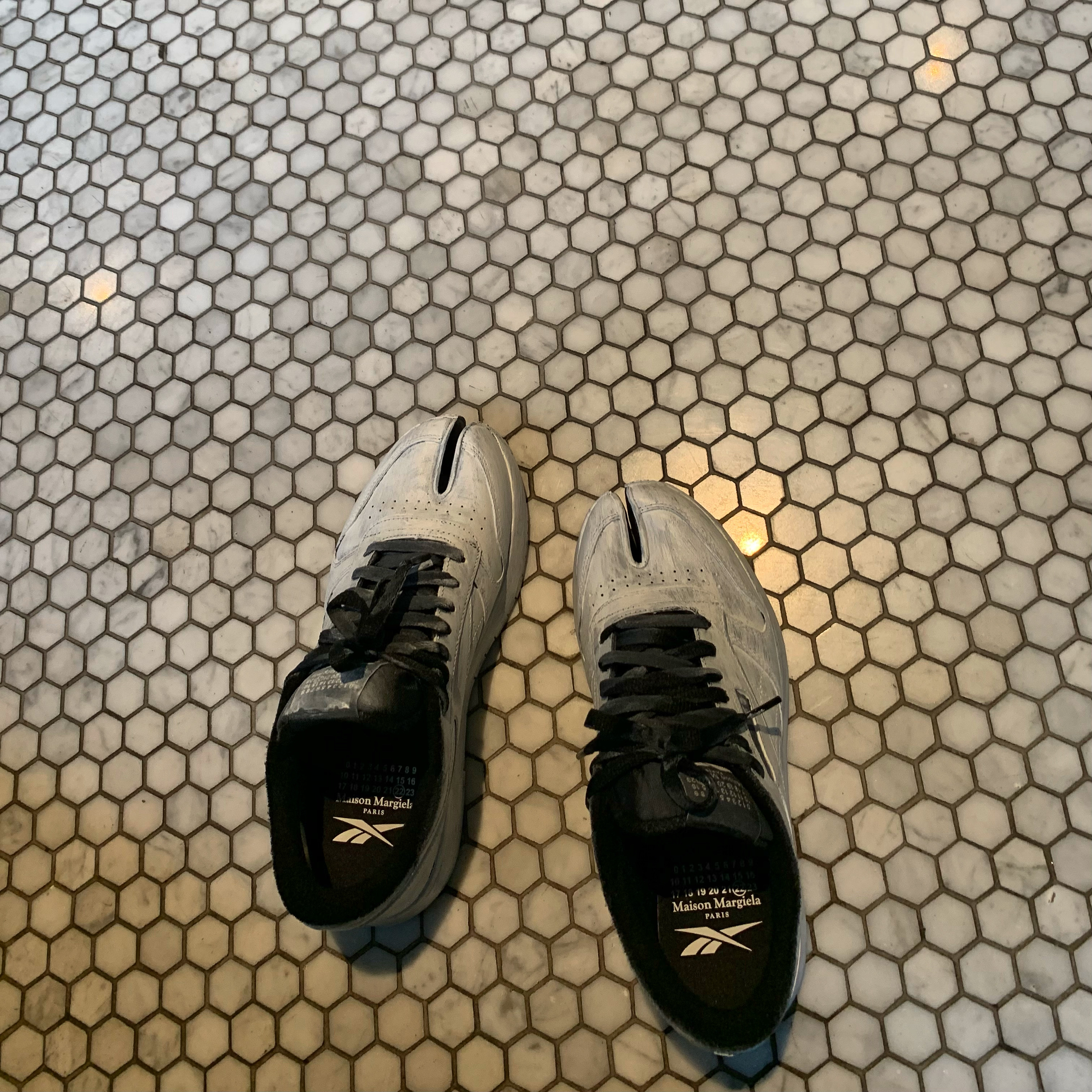 Reebok x Maison Margiela Classic Leather Tabi Shoes Bianchetto 착용 스타일 - 2