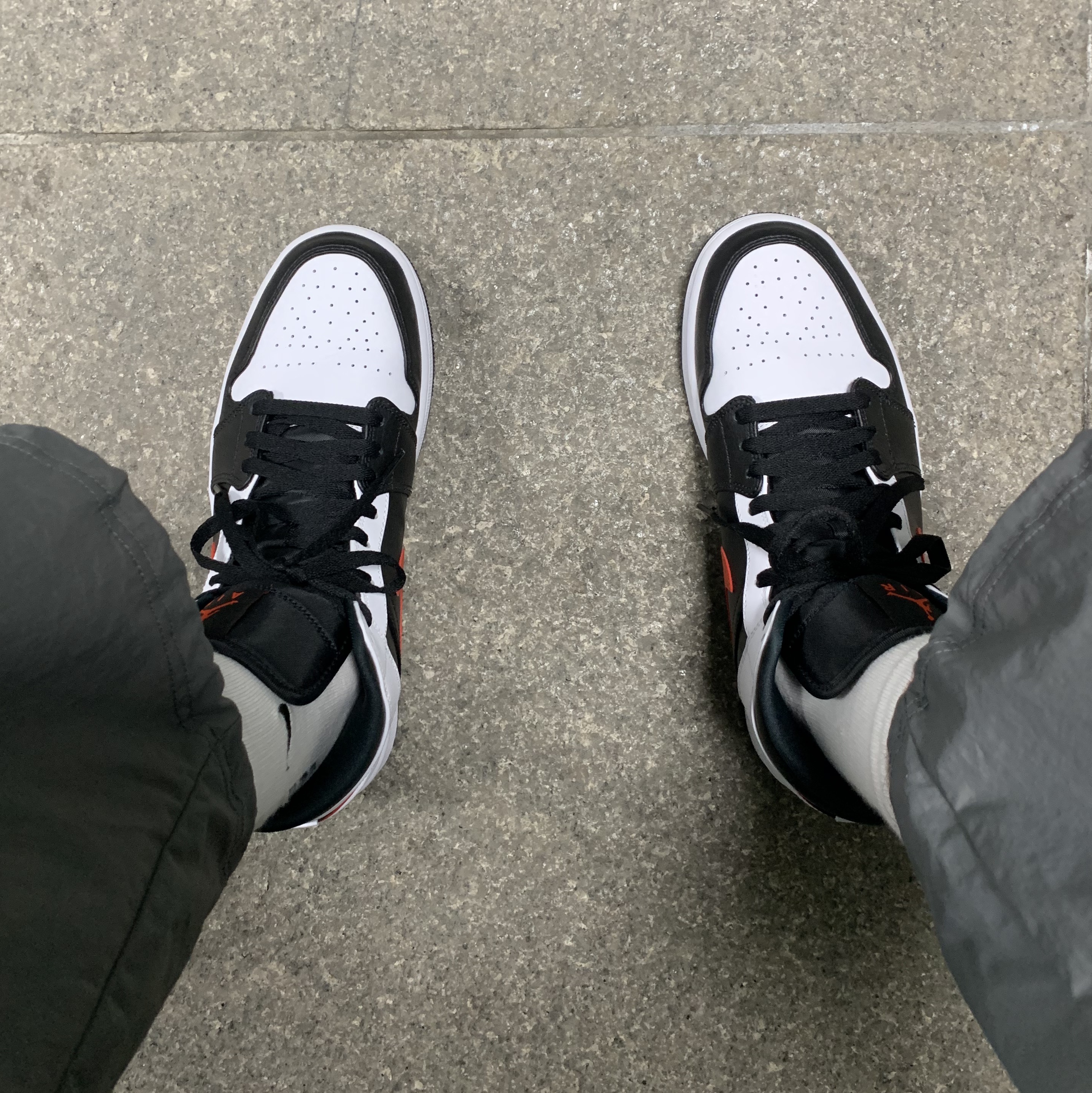 Jordan 1 Mid Black Chile Red 착용 스타일