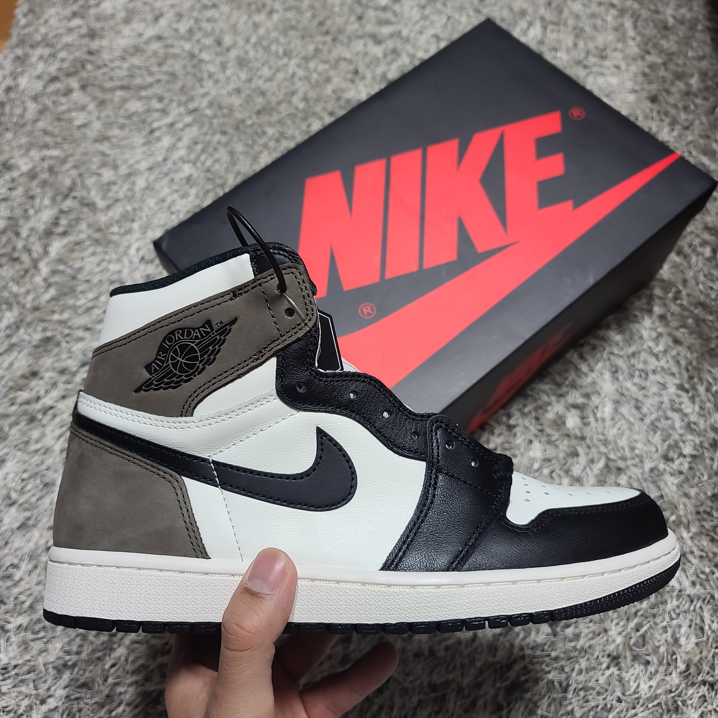 Jordan 1 Retro High OG Black Mocha 착용 스타일