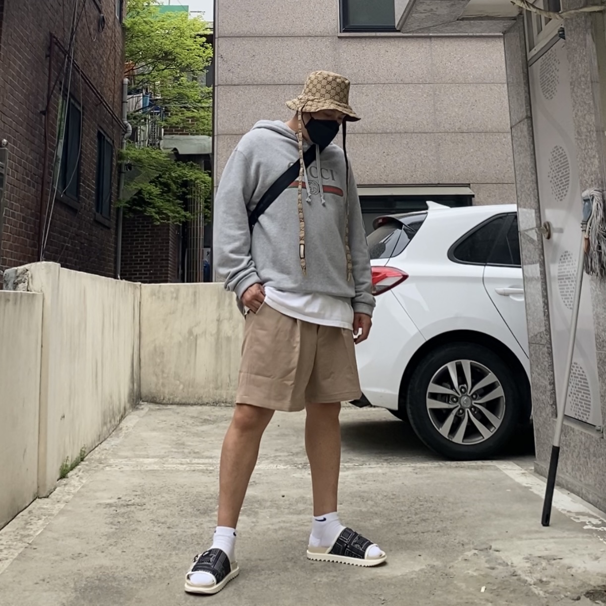 Nike Asuna Slide Pale Ivory Rattan 착용 스타일 - 1
