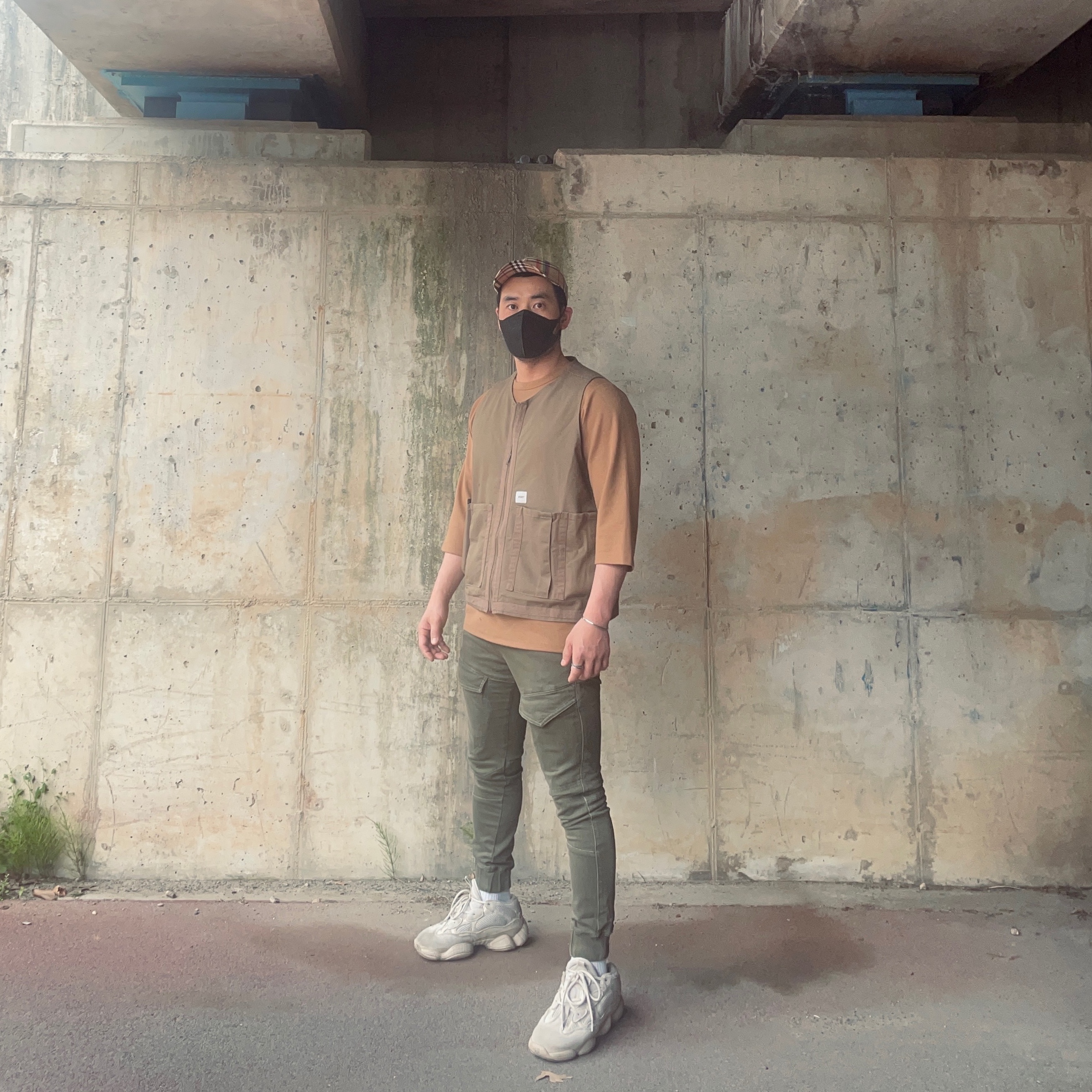 Adidas Yeezy 500 Blush 2018 착용 스타일 - 3