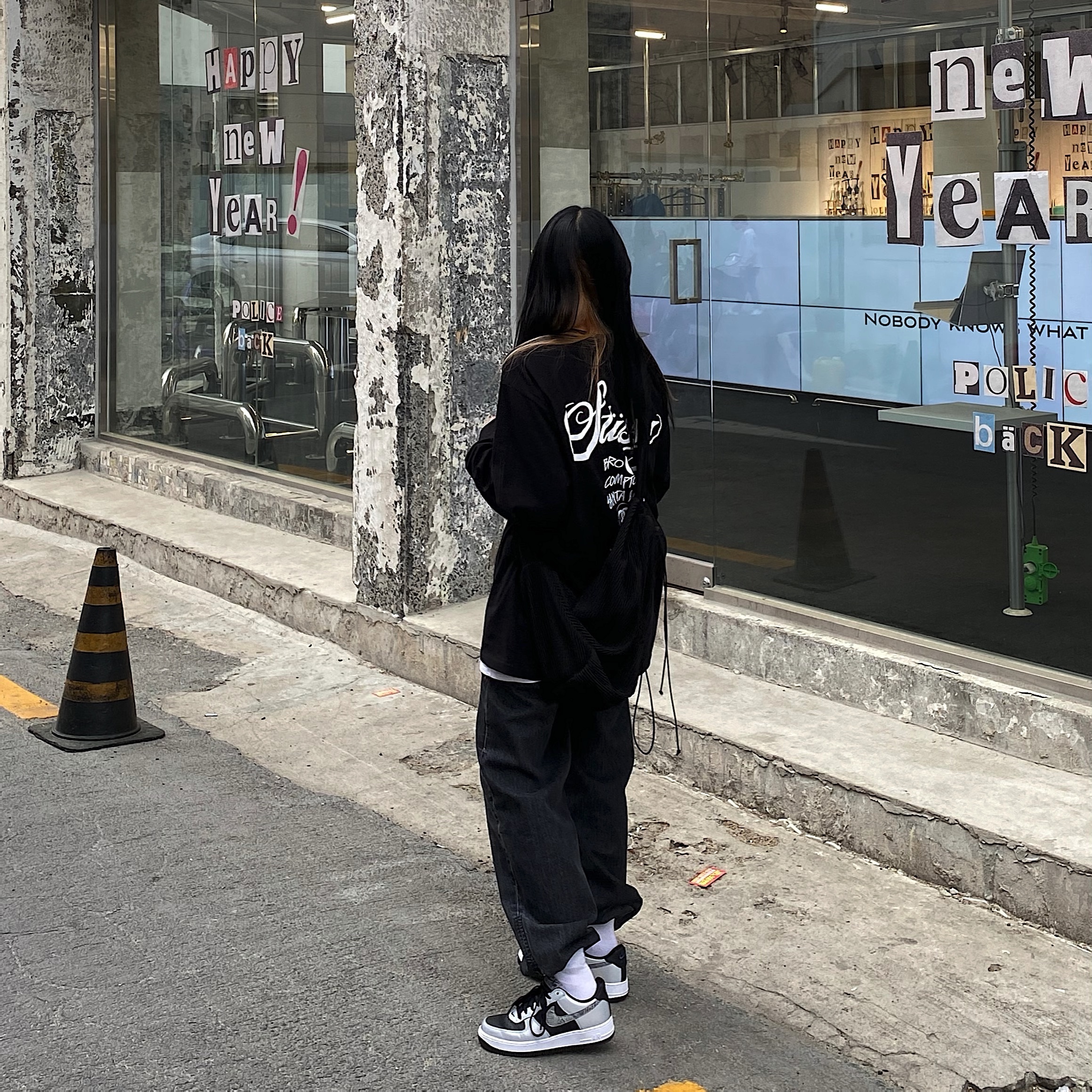 Nike Air Force 1 B Silver Snake 착용 스타일 - 2