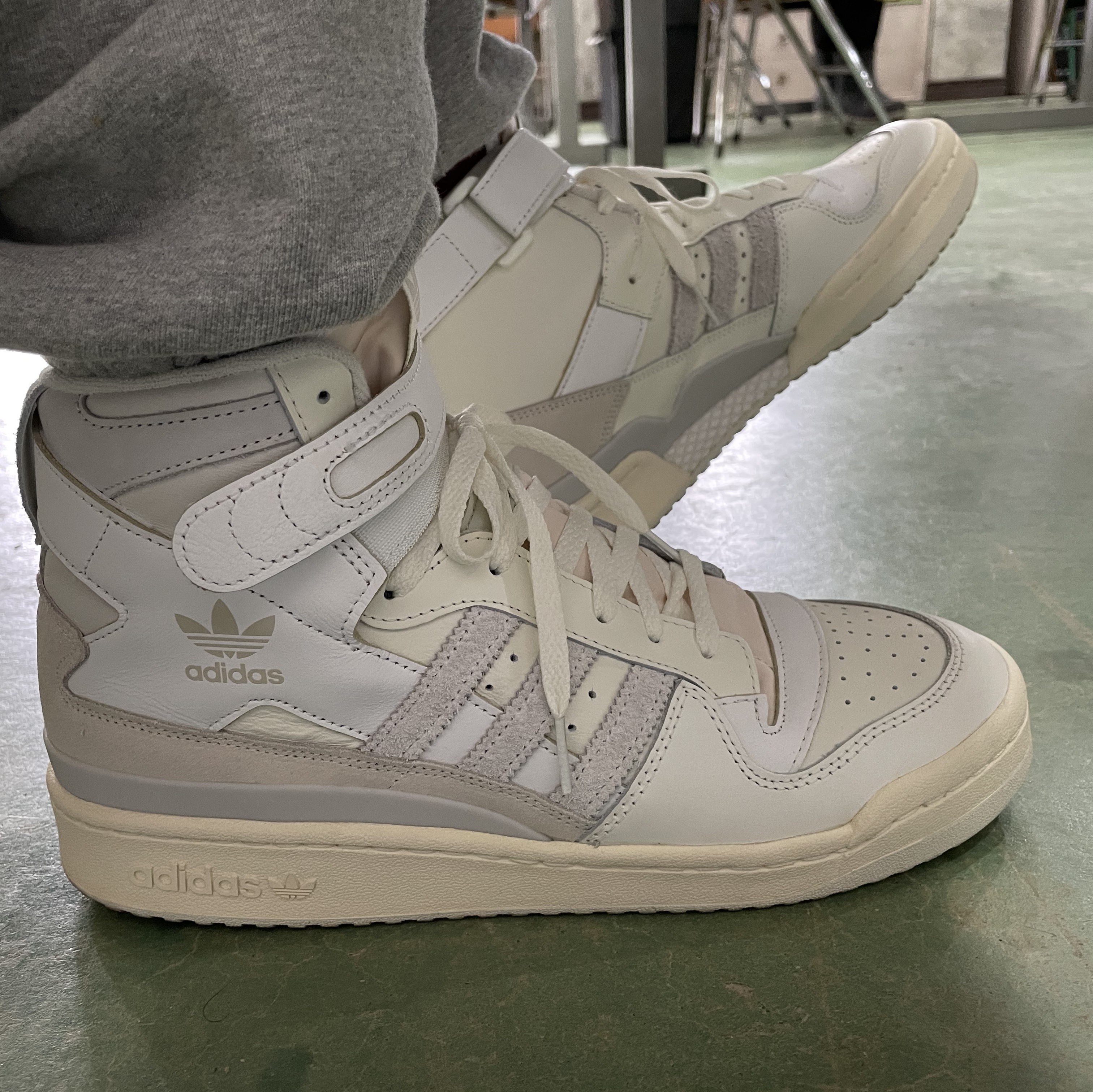 Adidas Forum 84 High Orbit Grey 착용 스타일 - 1
