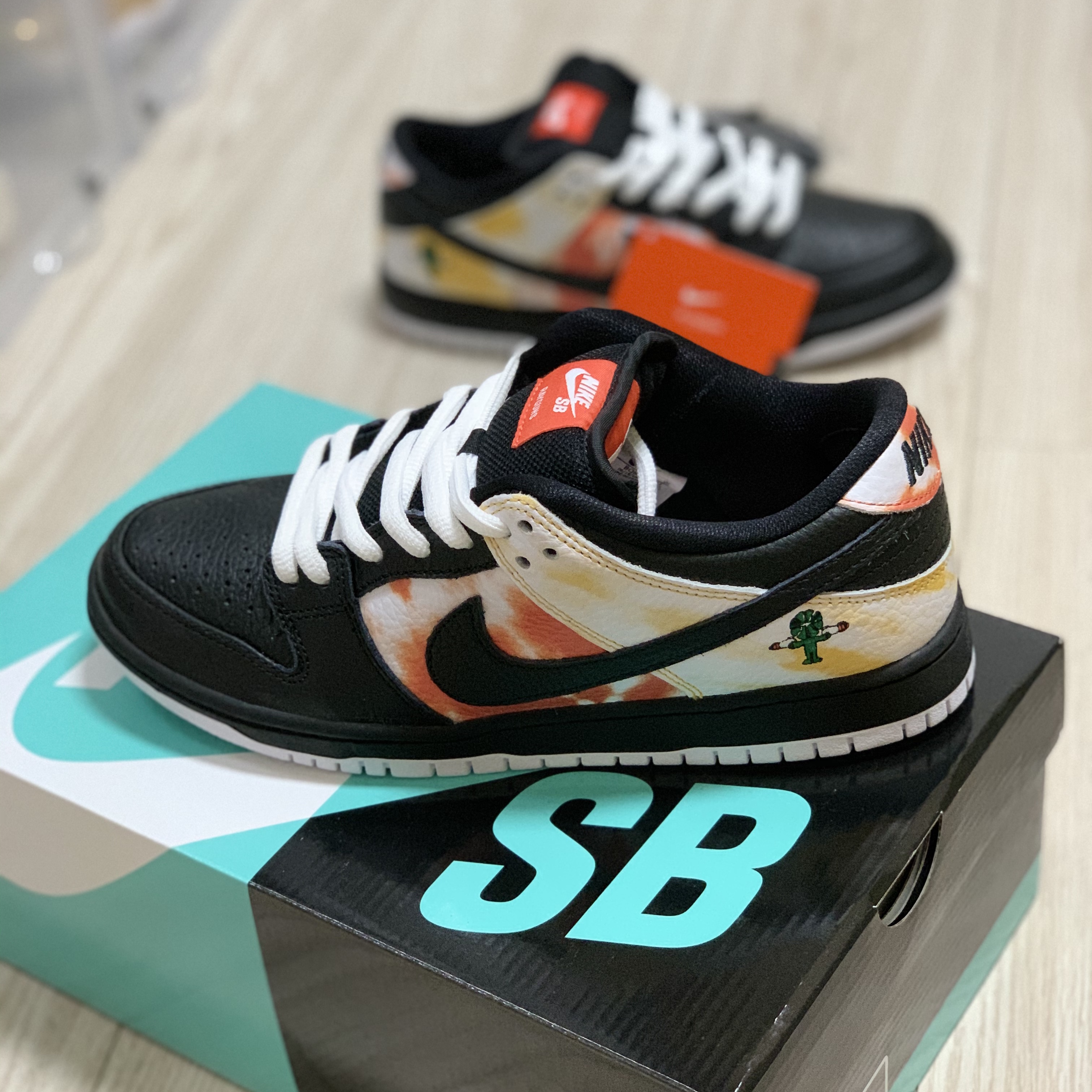 Nike SB Dunk Low Raygun Tie-Dye Black 착용 스타일 - 1