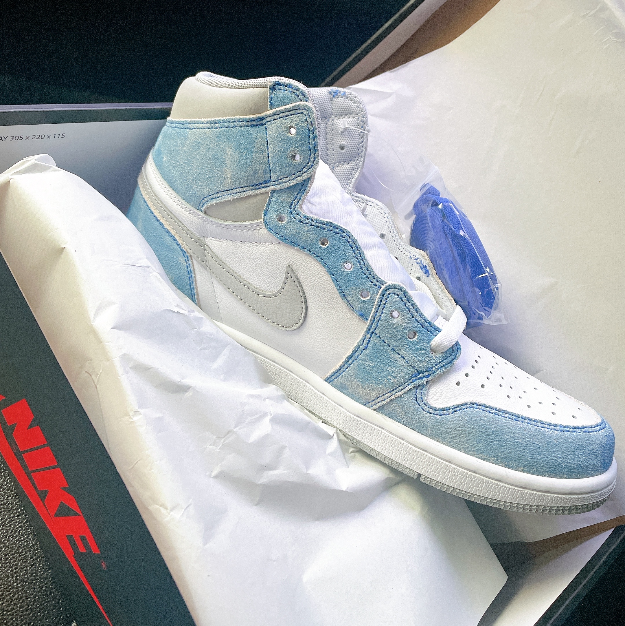 Jordan 1 Retro High OG Hyper Royal 착용 스타일