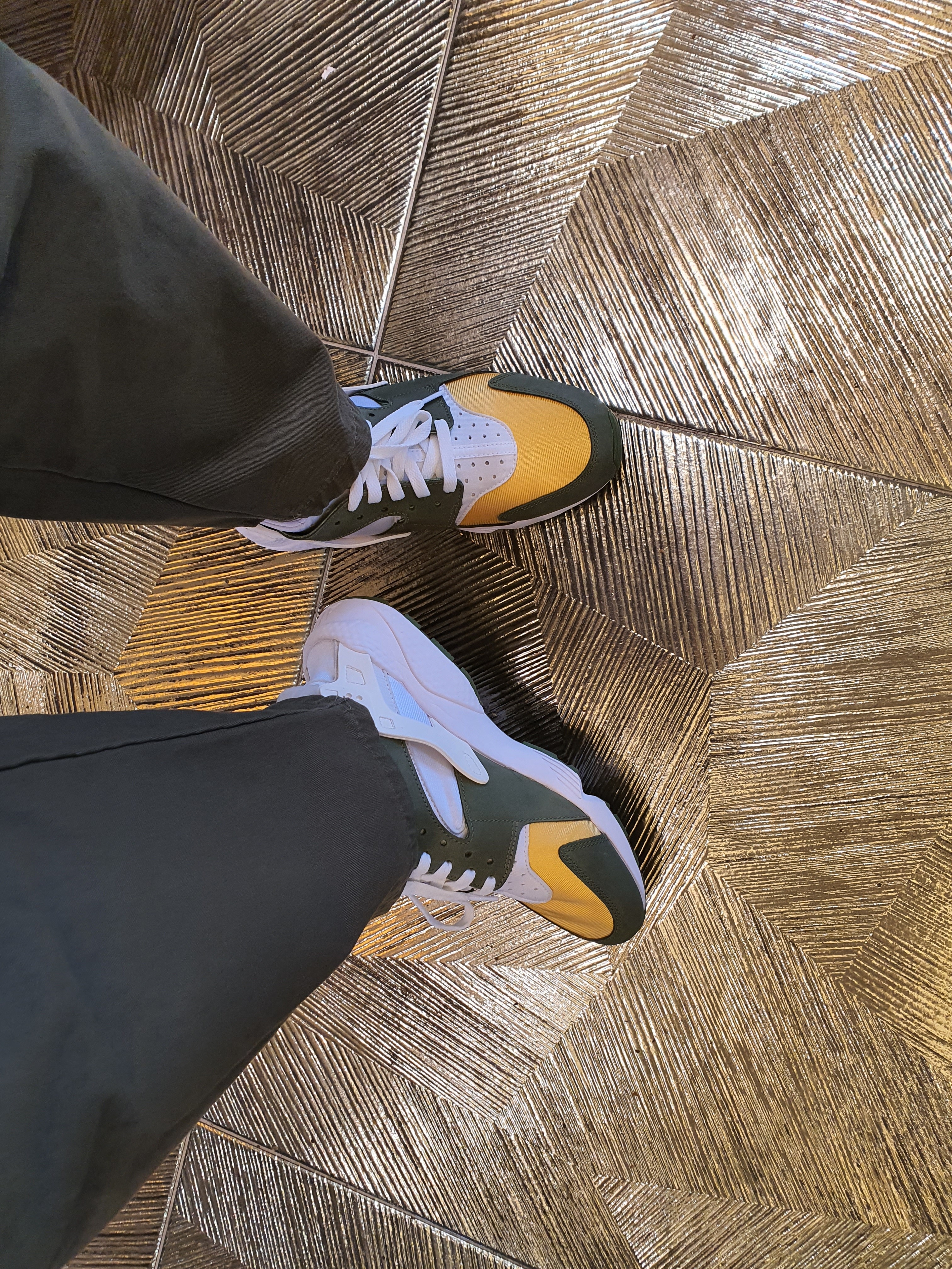Nike x Stussy Air Huarache LE Dark Olive 착용 스타일 - 2
