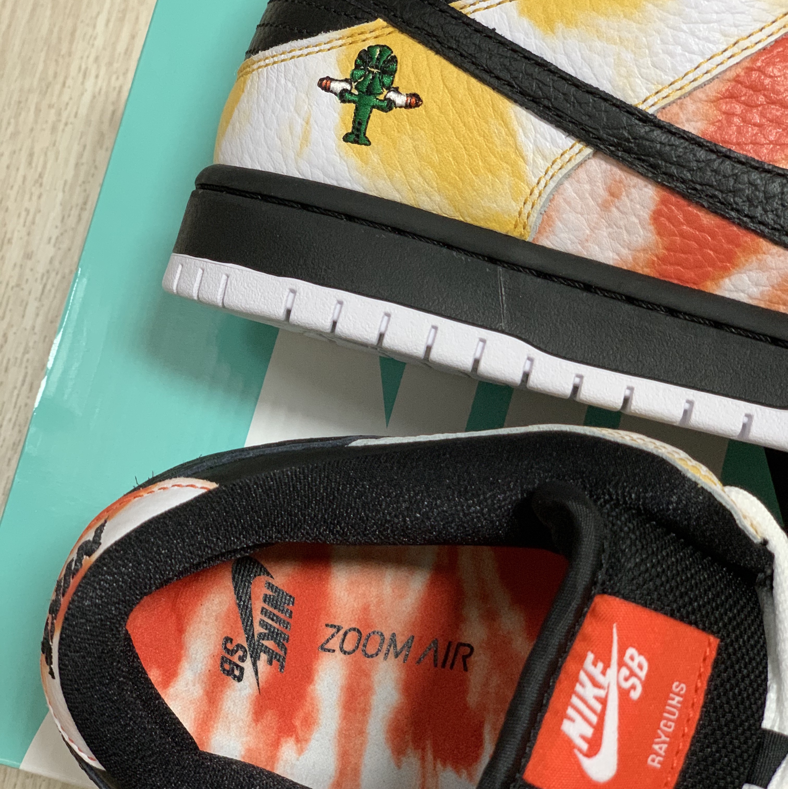 Nike SB Dunk Low Raygun Tie-Dye Black 착용 스타일 - 5