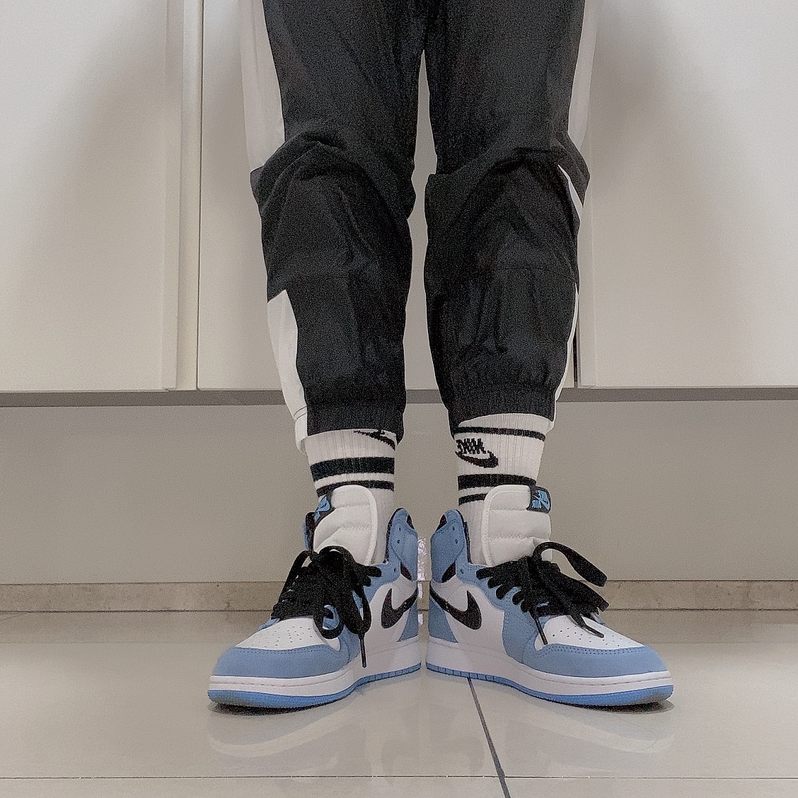 Jordan 1 Retro High OG University Blue 착용 스타일 - 3