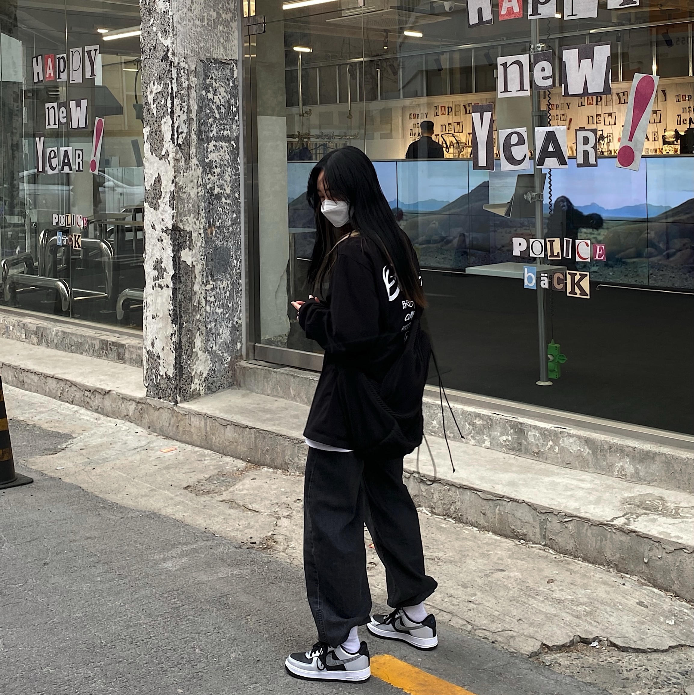 Nike Air Force 1 B Silver Snake 착용 스타일 - 1