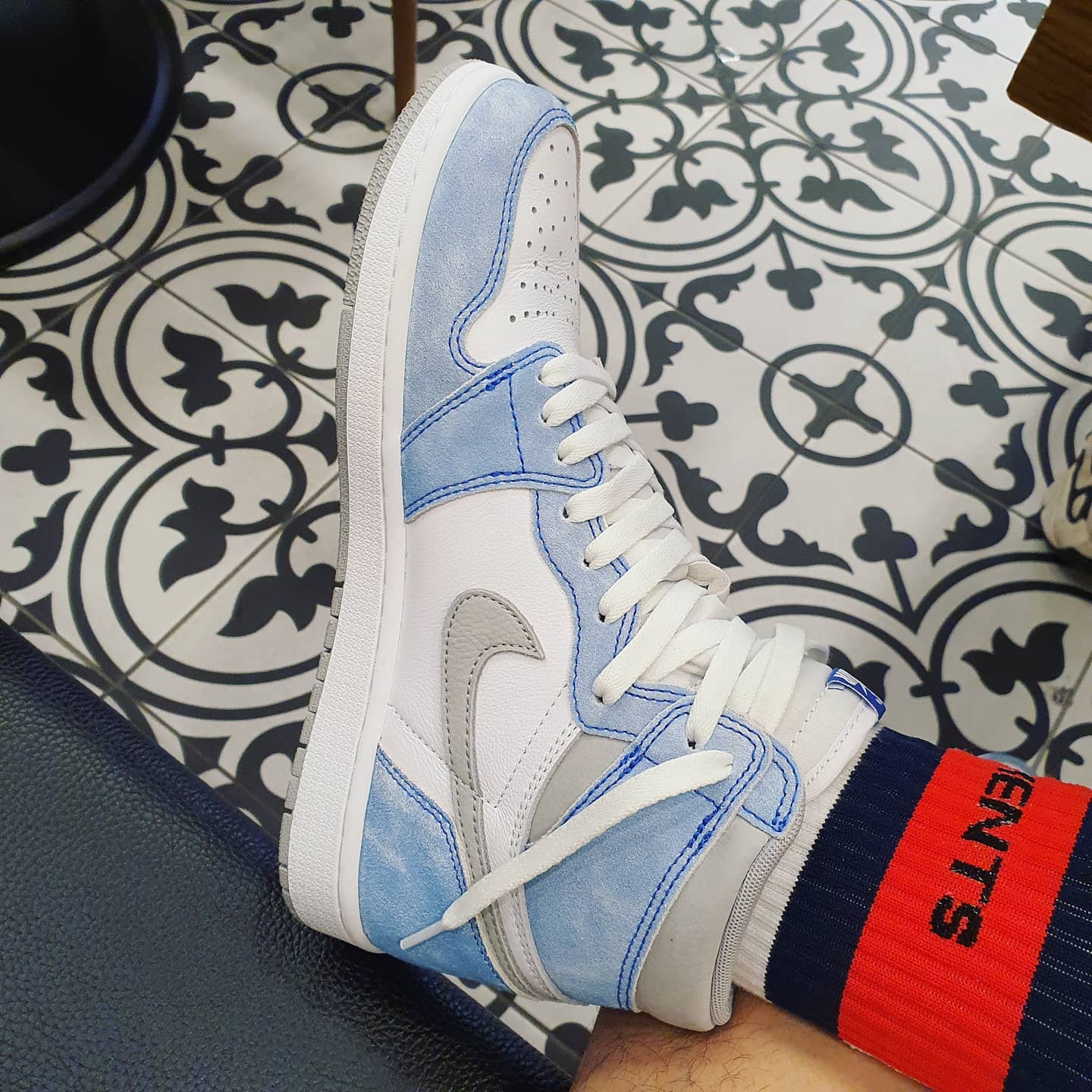 Jordan 1 Retro High OG Hyper Royal 착용 스타일 - 2