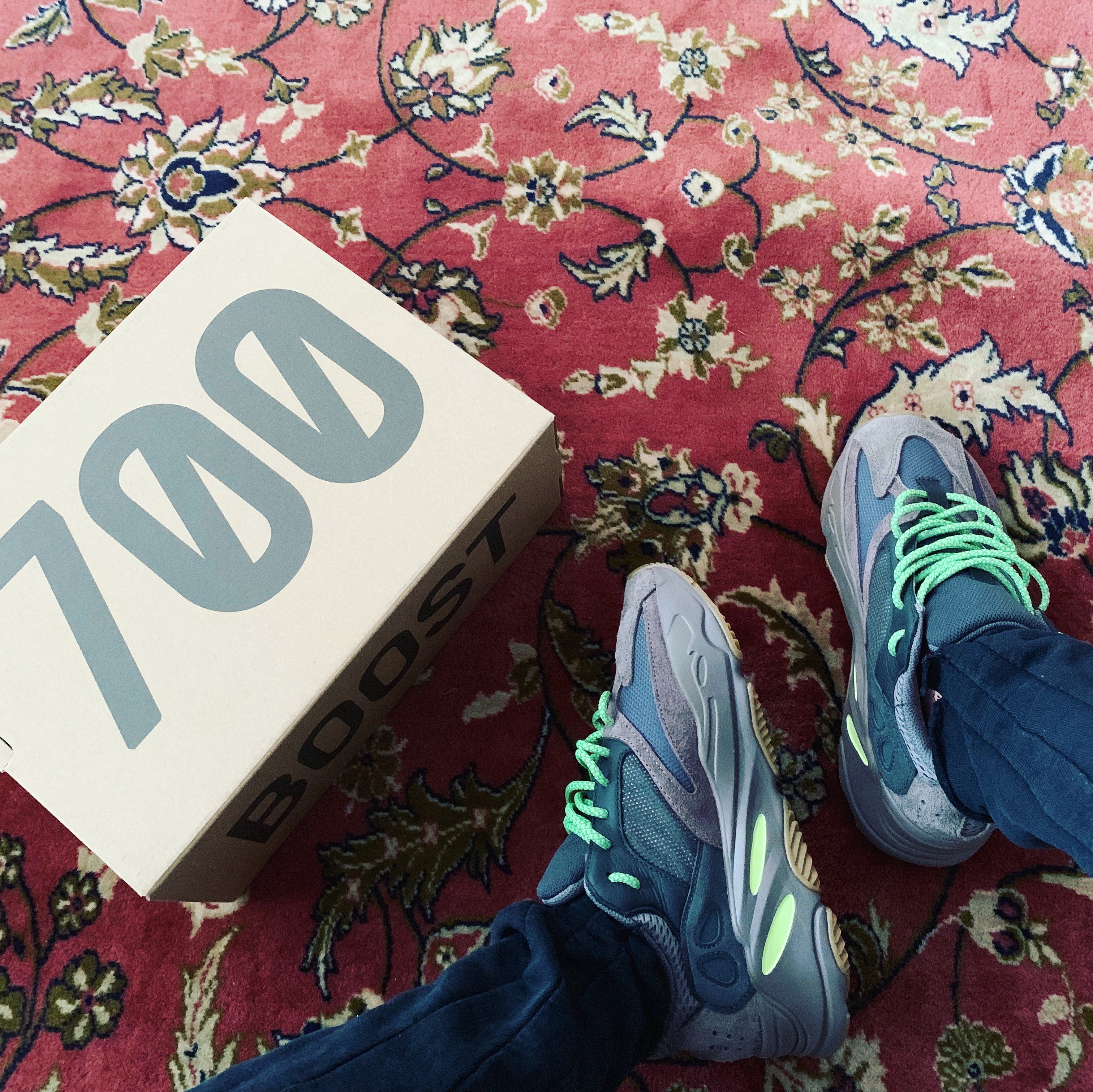 Adidas Yeezy Boost 700 Mauve 착용 스타일