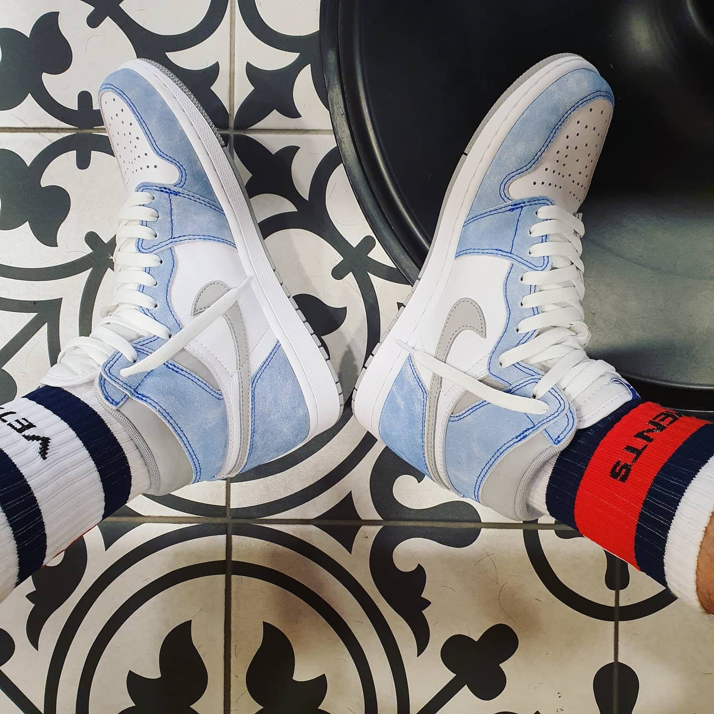 Jordan 1 Retro High OG Hyper Royal 착용 스타일 - 1