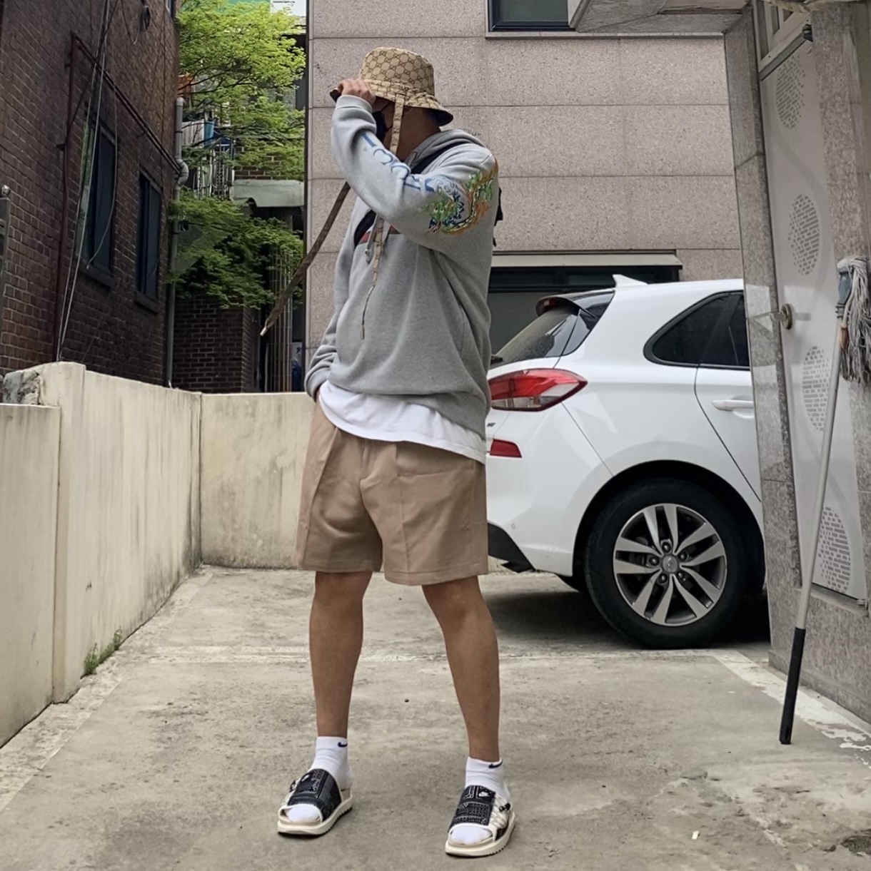 Nike Asuna Slide Pale Ivory Rattan 착용 스타일 - 2