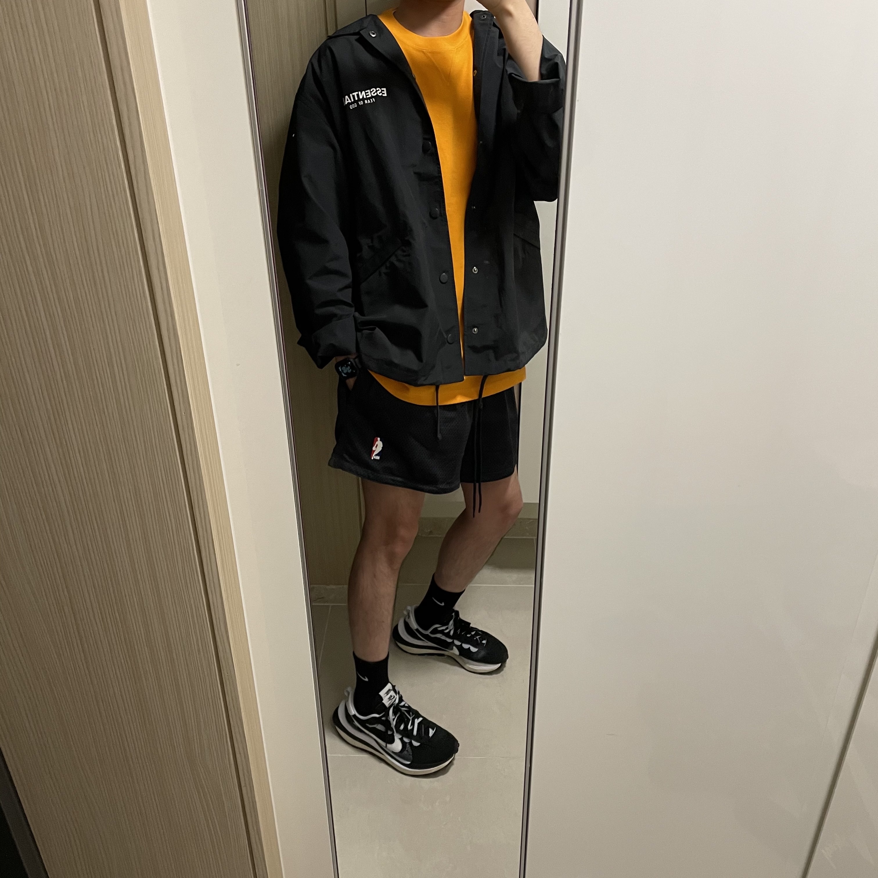 Essentials Coach Jacket Dark Slate/Stretch Limo/Black - 20FW, Nike x Kim Jones Oversized T-Shirt Circuit Orange - US/EU 착용 스타일 - 2